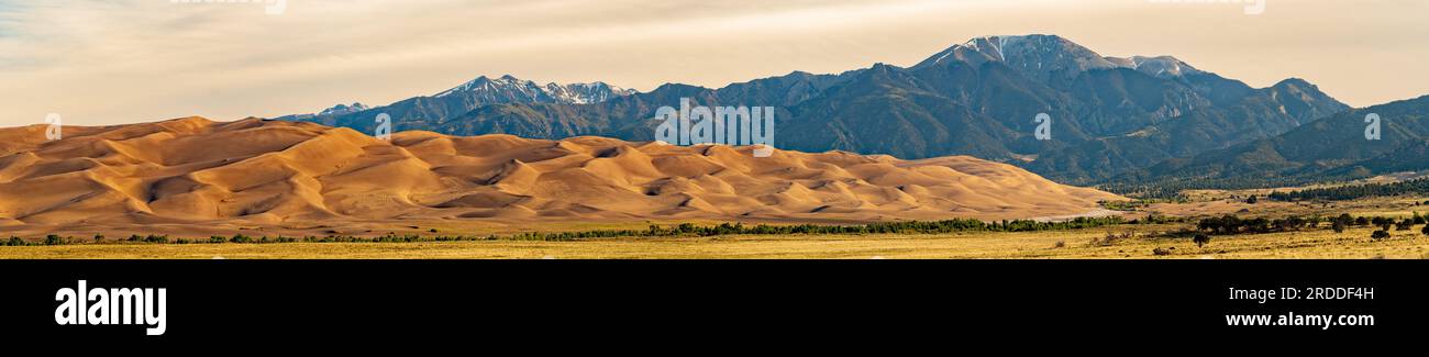 Sonniger Blick auf die Landschaft des Great Sand Dunes National Park and Preserve in Colorado Stockfoto