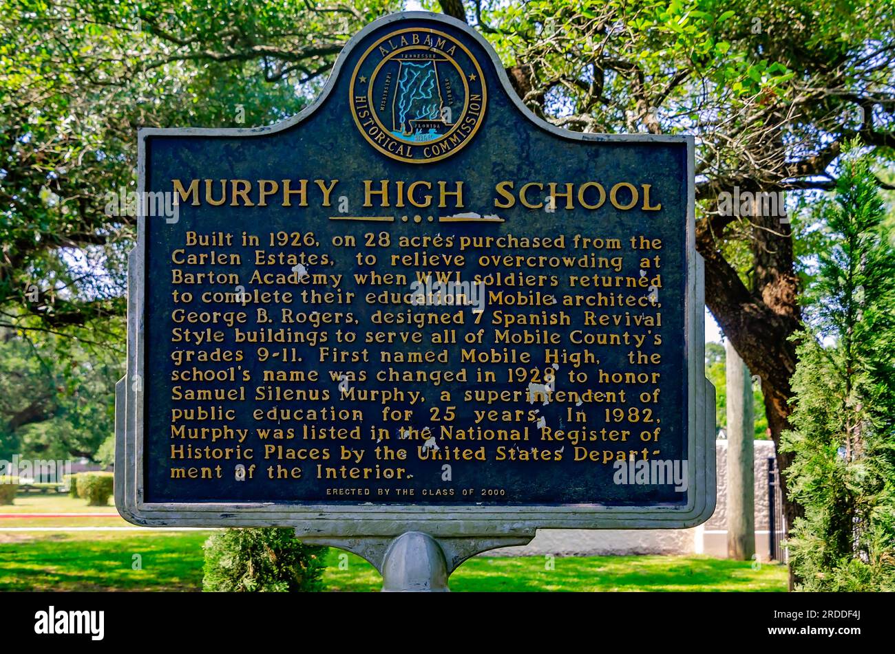 Eine historische Markierung steht vor der Murphy High School, 29. Juni 2023, in Mobile, Alabama. Die öffentliche Highschool wurde 1926 gebaut. Stockfoto