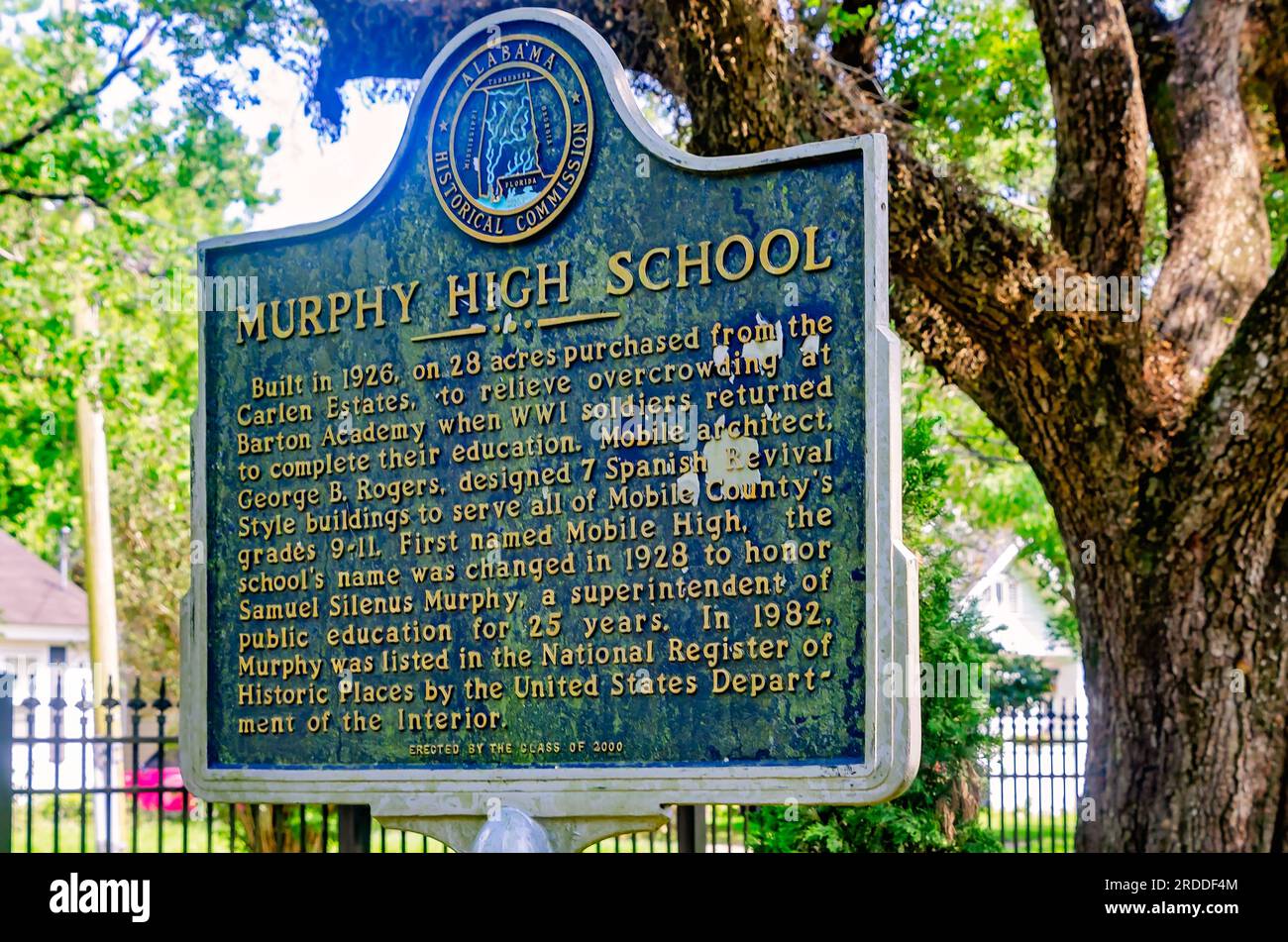 Eine historische Markierung steht vor der Murphy High School, 29. Juni 2023, in Mobile, Alabama. Die öffentliche Highschool wurde 1926 gebaut. Stockfoto