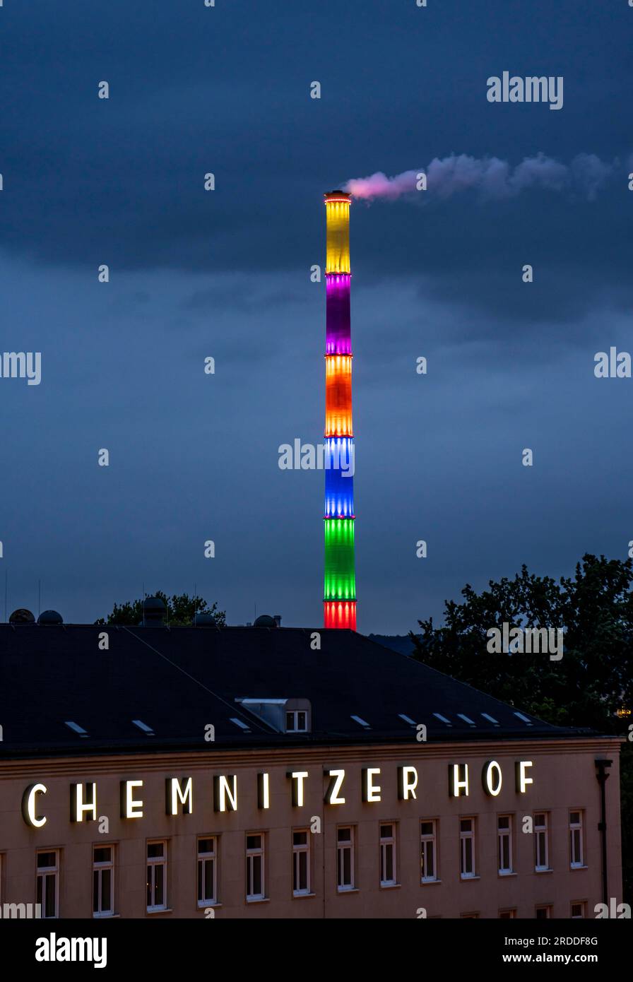 Kamin des Kraft-Wärme-Kopplungs-Kraftwerks Chemnitz-Nord des Energieversorgers eins, 302 Meter hoch, farbenfroh beleuchtet durch 168 LEDs, in Regenfarben Stockfoto
