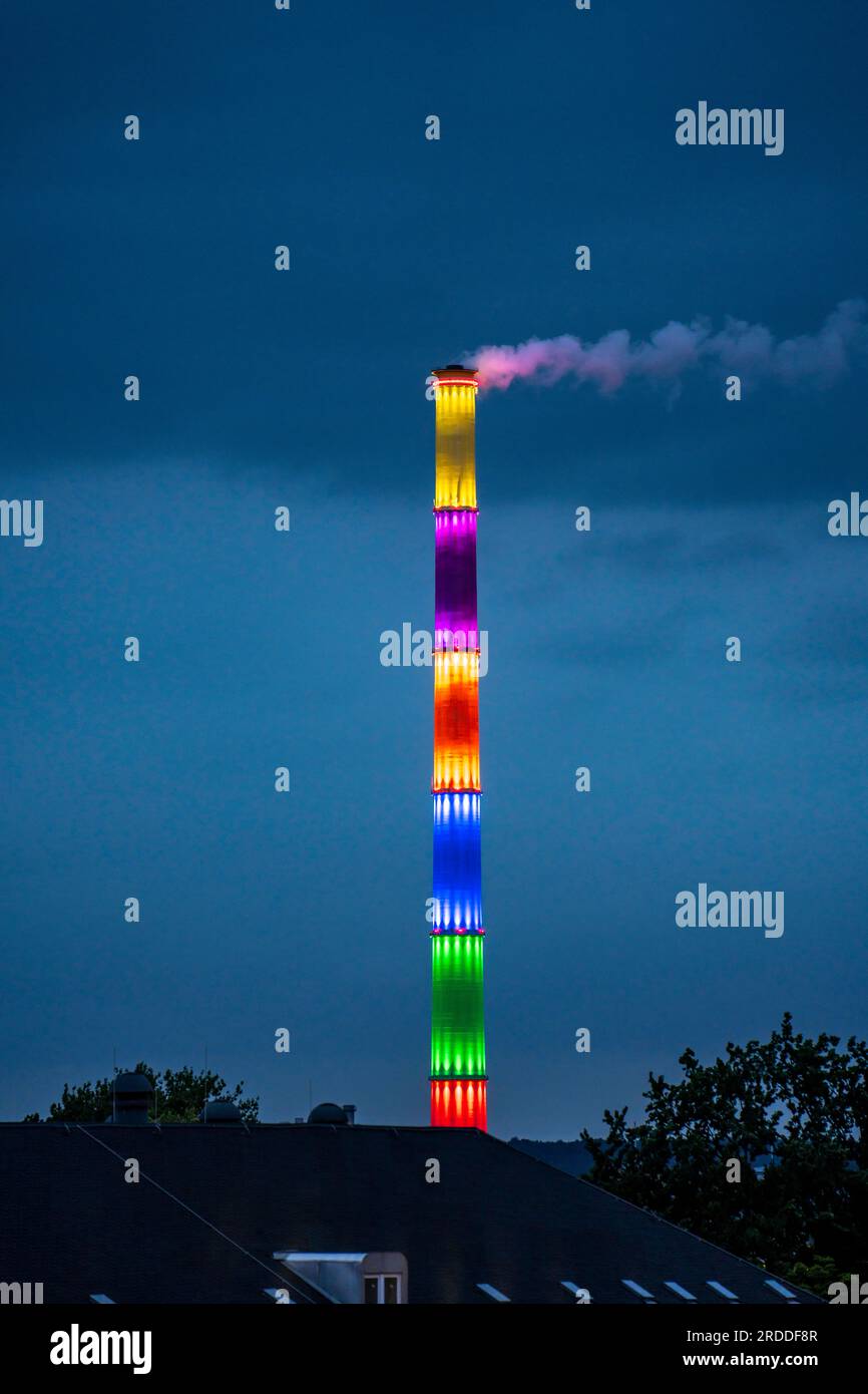 Kamin des Kraft-Wärme-Kopplungs-Kraftwerks Chemnitz-Nord des Energieversorgers eins, 302 Meter hoch, farbenfroh beleuchtet durch 168 LEDs, in Regenfarben Stockfoto
