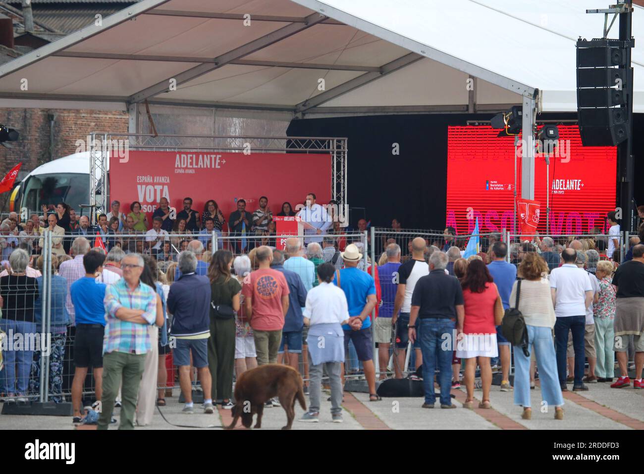 Gijon, Spanien. 20. Juli 2023. Der Präsident des Fürstentums Asturien, Adrian Barbon, sprach während der PSOE-Kundgebung am 20. Juli 2023 in Gijon, Spanien. (Foto: Alberto Brevers/Pacific Press) Kredit: Pacific Press Media Production Corp./Alamy Live News Stockfoto