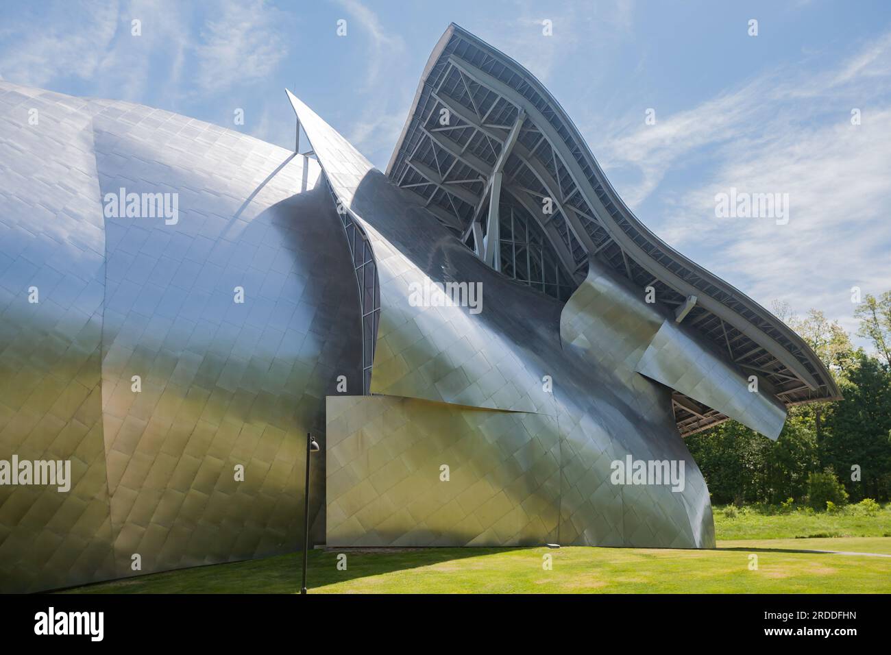 Ein Seitenblick auf das Richard B. Fisher Center for the Performing Arts at Bard College. Das Außengehäuse aus gebürstetem Edelstahl wurde von Frank Gehry entworfen Stockfoto