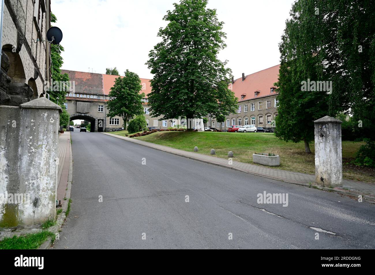 Das Gelände mit Wach-, Wohn- und Wirtschaftsgebäude der ehemaligen Zittwerke Sieniawka (Kleinschönau) im heutigen Polen.19.07.2023.die Zittwerke AG w Stockfoto