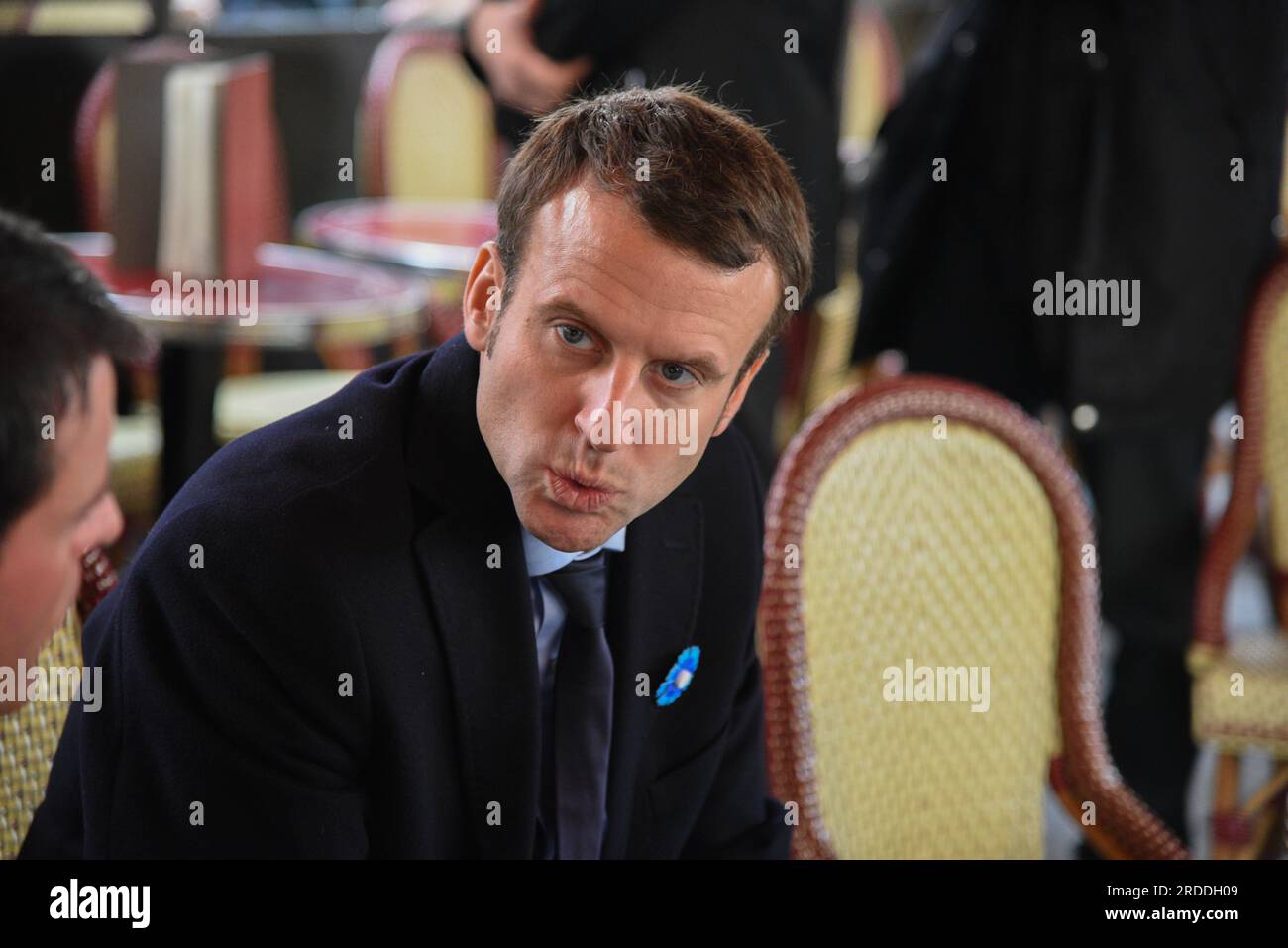 Paris : Manuel Valls, Emmenuel Macron et Najat Vallaud-Belkacem à la tersasse du café du George V - PARIS, FRANKREICH - 11. NOVEMBRE 2015 Stockfoto