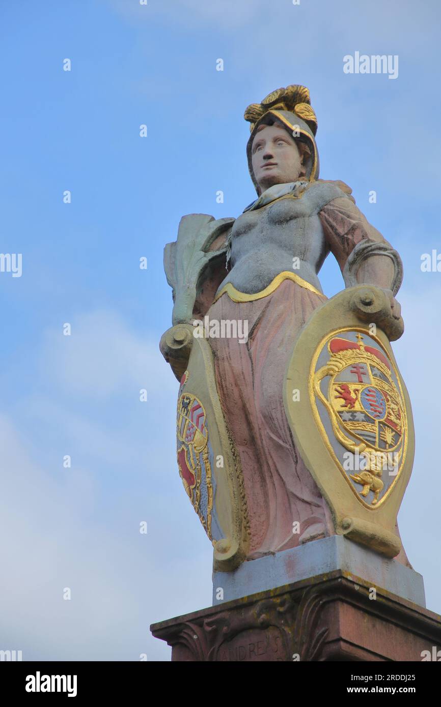 Bieter mit Schild und Wappen am Marktbrunnen, Marktplatz, Groß-Umstadt, Hessen, Deutschland Stockfoto