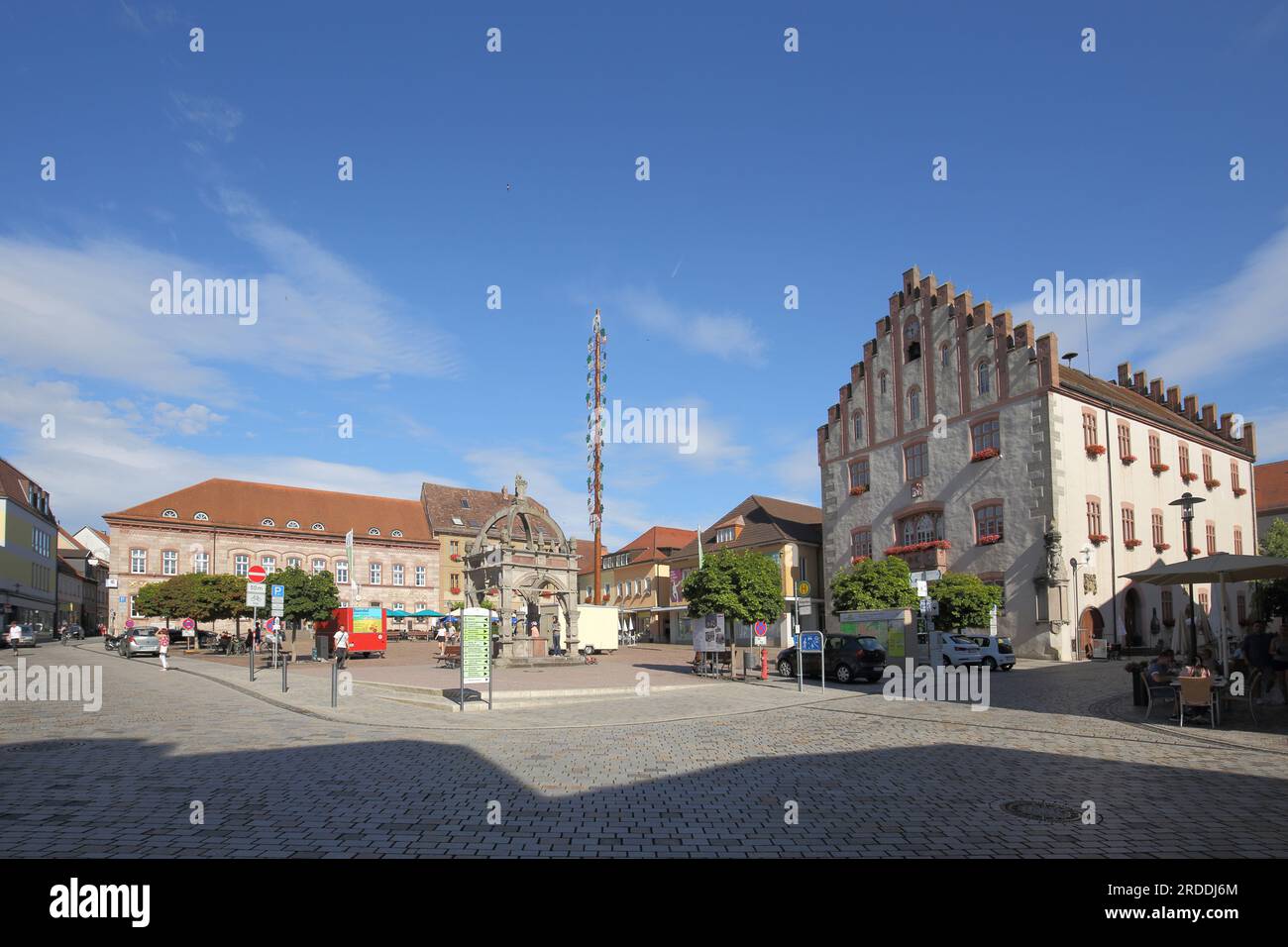 Marktplatz mit Rathaus, Maypole und Brunnen in Hammelburg, Niederfrankreich, Franken, Bayern, Deutschland Stockfoto