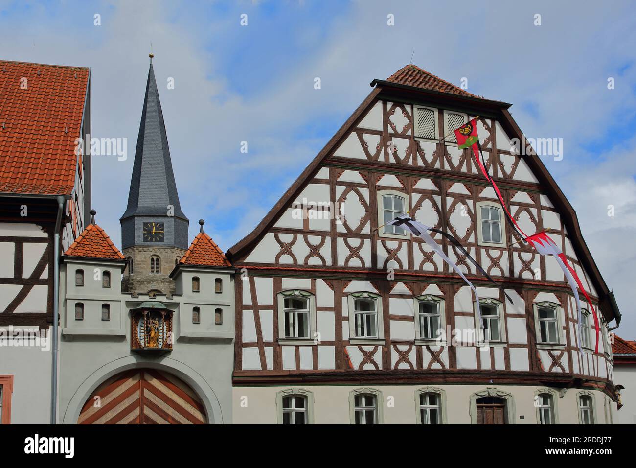 Heimatspielhaus mit dem Wappen und dem Turm von St. Maria Magdalena, Münnerstadt, Rhön, Niederfrankreich, Bayern, Deutschland Stockfoto