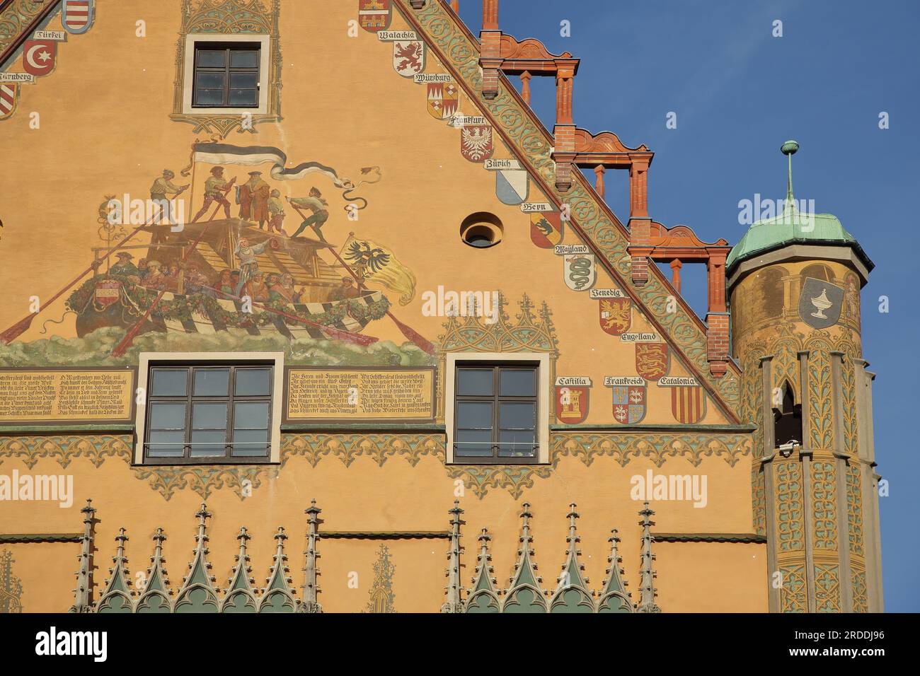 Dekorierter Giebel mit Wandgemälde des historischen Ulmer Schachtel und Wappen der Stadt auf dem Rathaus, Ulm, Baden-Württemberg, Deutschland Stockfoto