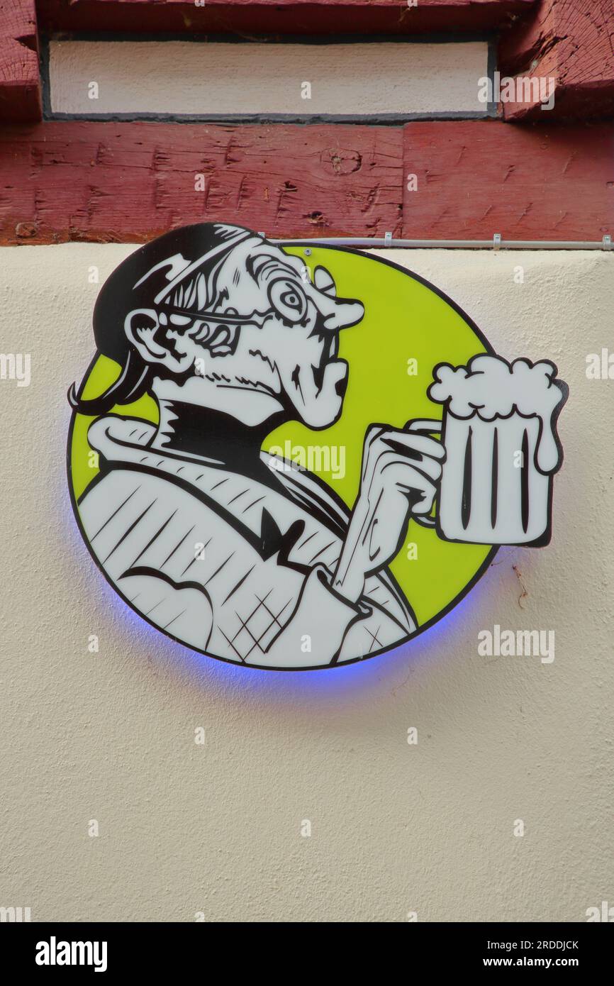 Schild an der Restaurantlehrerin Lämpel aus Max und Moritz mit Bierbecher Dieburg, Hessen, Odenwald, Deutschland Stockfoto