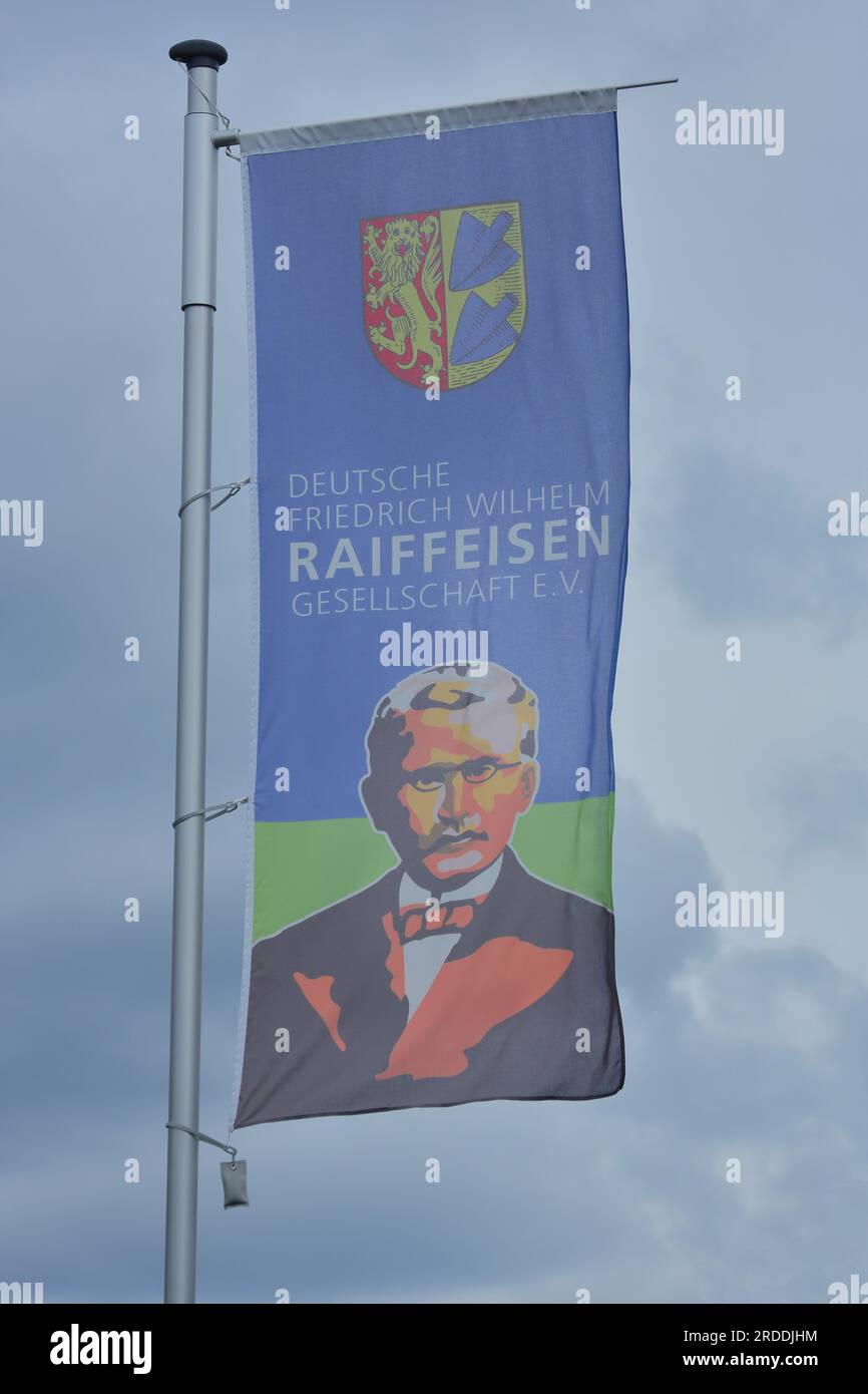 Flagge mit Friedrich Wilhelm Raiffeisen, Gründer der Gesellschaft und Genossenschaftsbank, Finanzinstitut, Kreditinstitut, Banken, Denkmal, Raiffeis Stockfoto