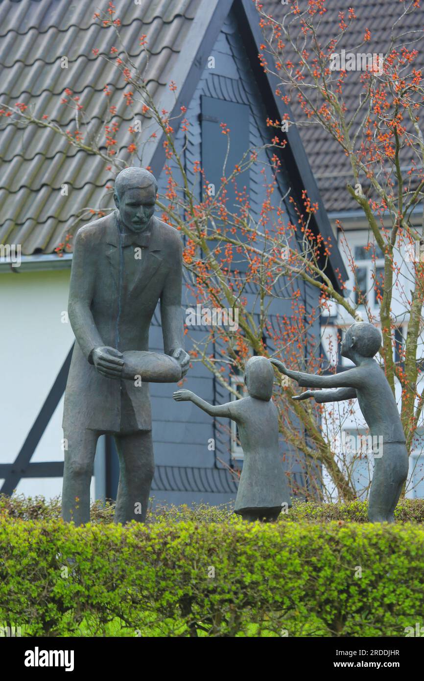 Denkmal für Friedrich Wilhelm Raiffeisen, Gründer der Gesellschaft und Genossenschaftsbank, Raiffeisen Meeting Center, Weyerbusch, Westerwald, Rheinland-Pal Stockfoto