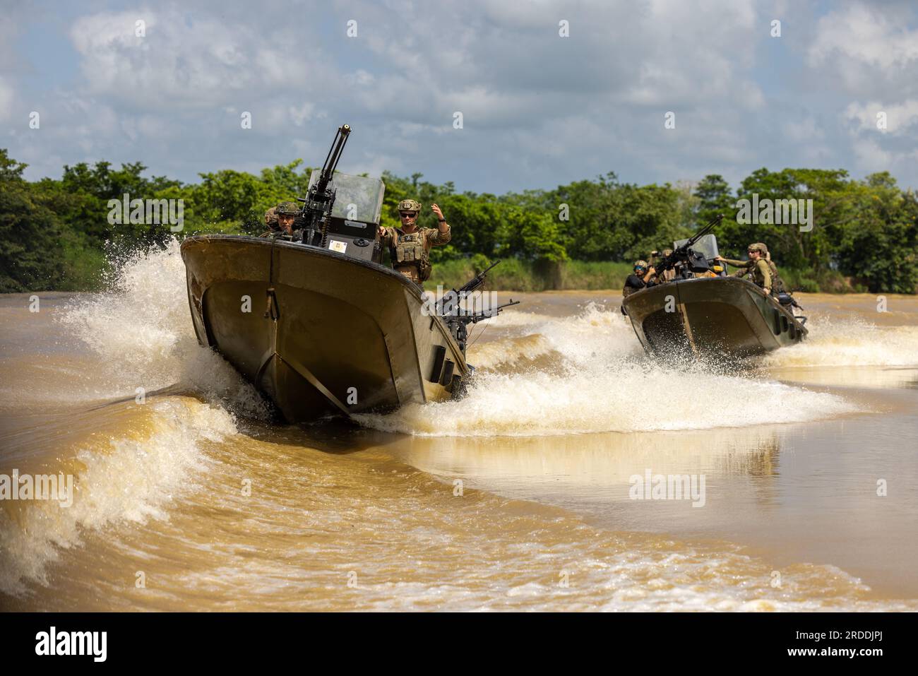 USA Marines mit 4. Amphibienattalion, 4. Marine Division und Marines aus mehreren Partnerländern treiben die Río Sinú entlang, während sie an der UNITAS LXIV in der Nähe der Base de Entrenamiento de Infantería de Marina in Coveñas, Kolumbien, am 15. Juli 2023 teilnehmen. Durch ereignisgesteuerte Szenarien bietet die UNITAS einzigartige Ausbildungsmöglichkeiten sowohl auf See als auch an Land in schwierigen und unsicheren Umgebungen, um gemeinsame Seeeinsätze durch die Durchführung von Boden-, Luft-, Amphibien- und elektronischen Kriegsführungseinsätzen durchzuführen, die die Kampffähigkeit und -Fähigkeit verbessern Stockfoto