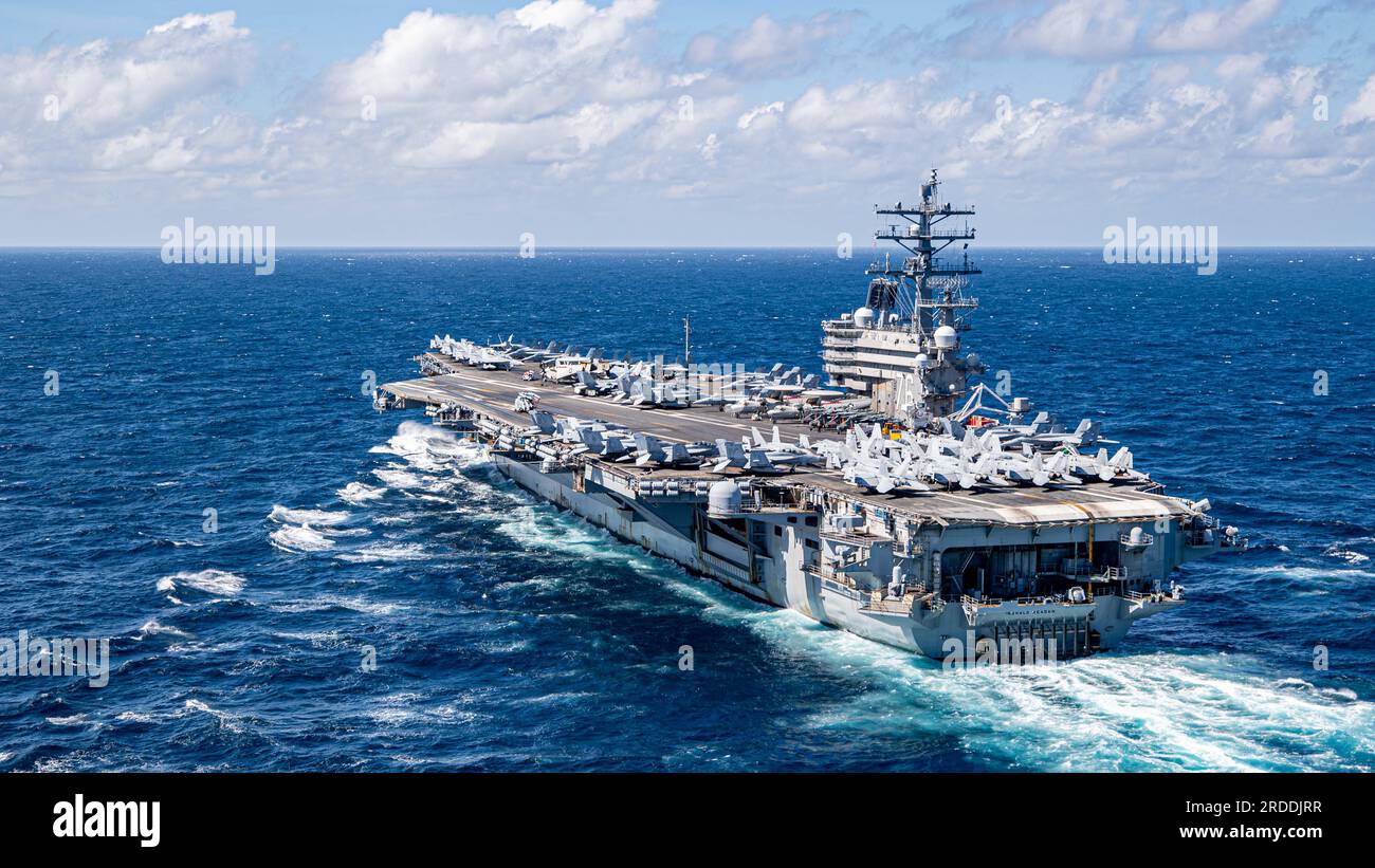 INDISCHER OZEAN (18. Juli 2023) die USA Der einzige Flugzeugträger der Navy, USS Ronald Reagan (CVN 76), Steams in the Indian Ocean, 18. Juli 2023. Ronald Reagan, das Flaggschiff der Carrier Strike Group 5, stellt eine kampfbereite Truppe bereit, die die Vereinigten Staaten schützt und verteidigt und Bündnisse, Partnerschaften und kollektive maritime Interessen in der Region Indo-Pazifik unterstützt. (USA Marinefoto von Mass Communication Specialist 3. Class Timothy Dimal) Stockfoto