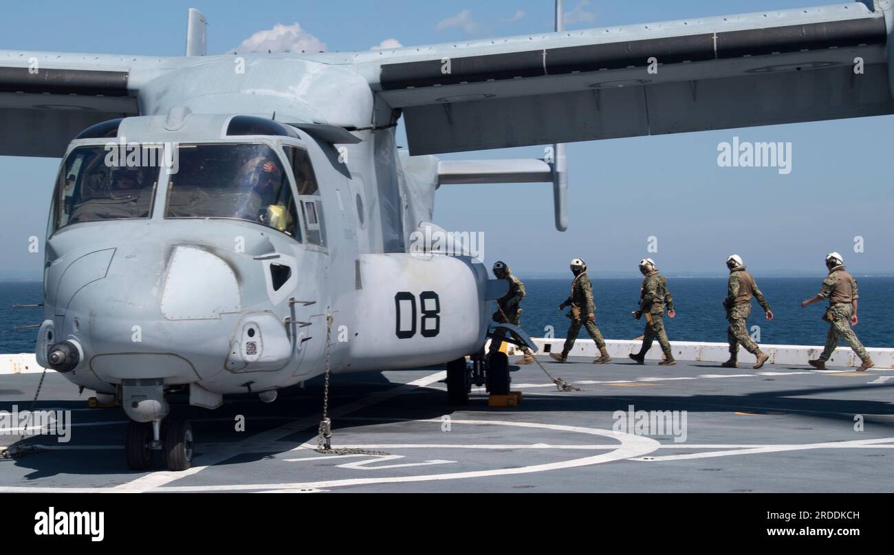 230719-N-OF444-1287 Cartagena, Kolumbien - (19. Juli 2023) – Marines von multinationalen Diensten nehmen an einem MV-22-Osprey-Flugbetrieb an Bord der Amphibien-Transportanlage USS New York der San-Antonio-Klasse (LPD-21) zur Unterstützung der UNITAS Teil, 19. Juli 2023 . UNITAS ist die am längsten laufende maritime Übung der Welt. Dieses Jahr ist Kolumbien Gastgeber und vereint multinationale Streitkräfte aus 20 Partnerländern, darunter 26 Kriegsschiffe/Schiffe, drei U-Boote, 25 Flugzeuge (fester Flügel/Hubschrauber) und etwa 7.000 Personen. Die Übung bildet Truppen in gemeinsamen Seeoperationen aus, die dies ermöglichen Stockfoto