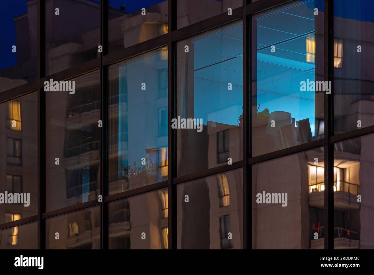 Nachtschwärzungen von Apartment- und Bürofenstern, Innenstadt von Vancouver, British Columbia, Kanada. Stockfoto