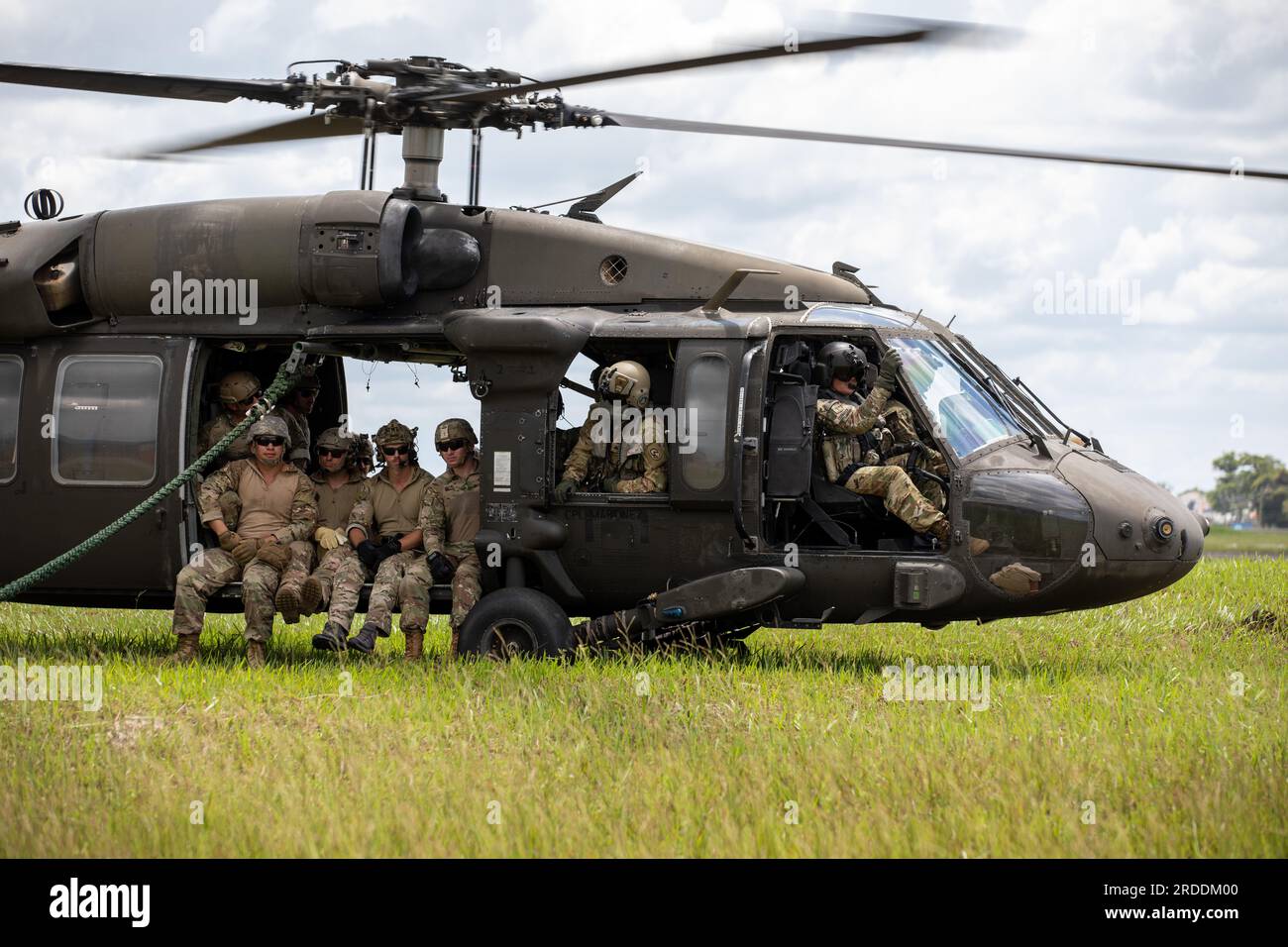 USA Armeesoldaten, die der 7. Special Forces Group zugeteilt wurden, führen in einem UH-60 Blackhawk mit Partnerländern während der Tradewinds23. Übung schnelle Seilübungen auf der Luftwaffenbasis London, Guyana, am 17. Juli 2023 durch. Tradewinds 2023 ist ein US-amerikanisches Unternehmen Vom Kommando Southern gesponserte multidimensionale Übung, die darauf abzielt, Partnerländer auf Land-, Luft-, See- und Cyberebene zu stärken, indem sie sich auf Sicherheitsbedrohungen, Interoperabilität, die Förderung der Menschenrechte sowie Katastrophen- und Krisenbewältigungsoperationen konzentriert. (USA Armeereservat Foto von Sergeant Mikayla Fritz) Stockfoto