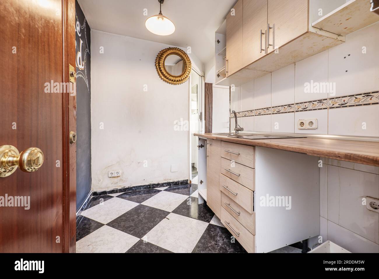 Halle eines kleinen Hauses mit Küche am Eingang mit dreckigen gebrauchten Möbeln Stockfoto