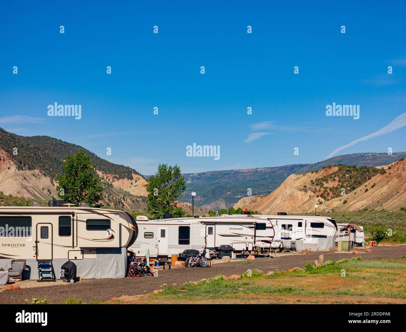 Colorado, 28. MAI 2023 - sonniger Außenblick auf das River Dance RV Resort Stockfoto