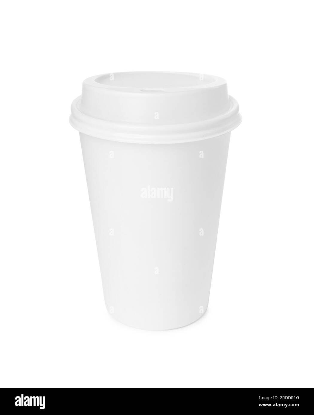 Pappbecher mit Kunststoffdeckel isoliert auf weiß. Kaffee zum Mitnehmen Stockfoto