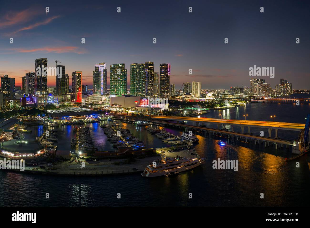 Hafen von Miami und Wolkenkratzer von Brickell, Finanzzentrum der Stadt. Skyviews Miami Observation Wheel am Bayside Marketplace mit Reflexionen in Bi Stockfoto
