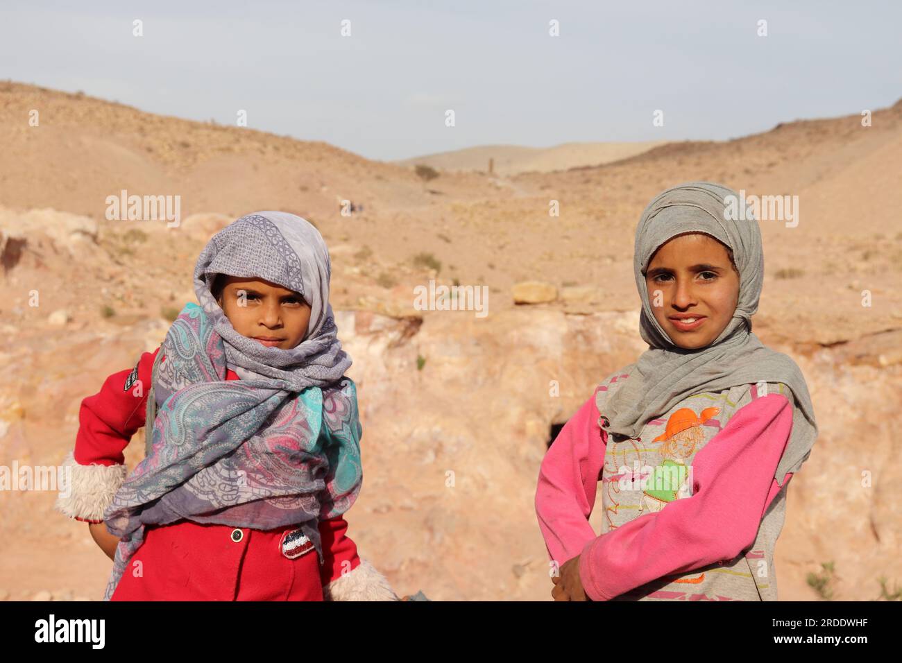 Petra, Jordanien (Stadt der Nabateure) die ursprünglichen Bewohner (wunderschöne arabische muslimische Beduinenmädchen) trugen Hijab Stockfoto