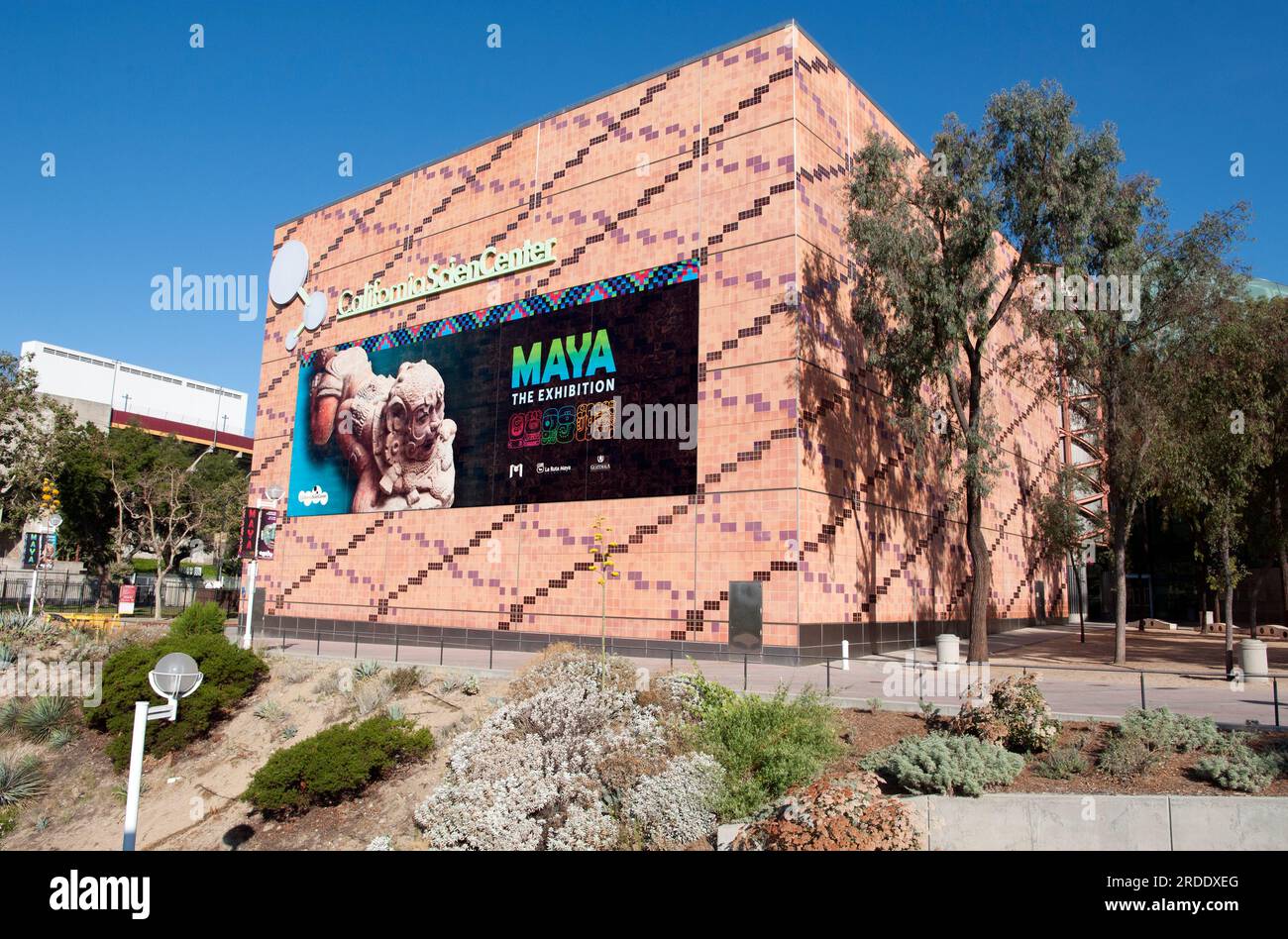 Außenansicht des California Science Center mit einem Poster, auf dem die Ausstellung „Maya the Exhibition“ im Exposition Park, Los Angeles, Kalifornien vorgestellt wird. Stockfoto