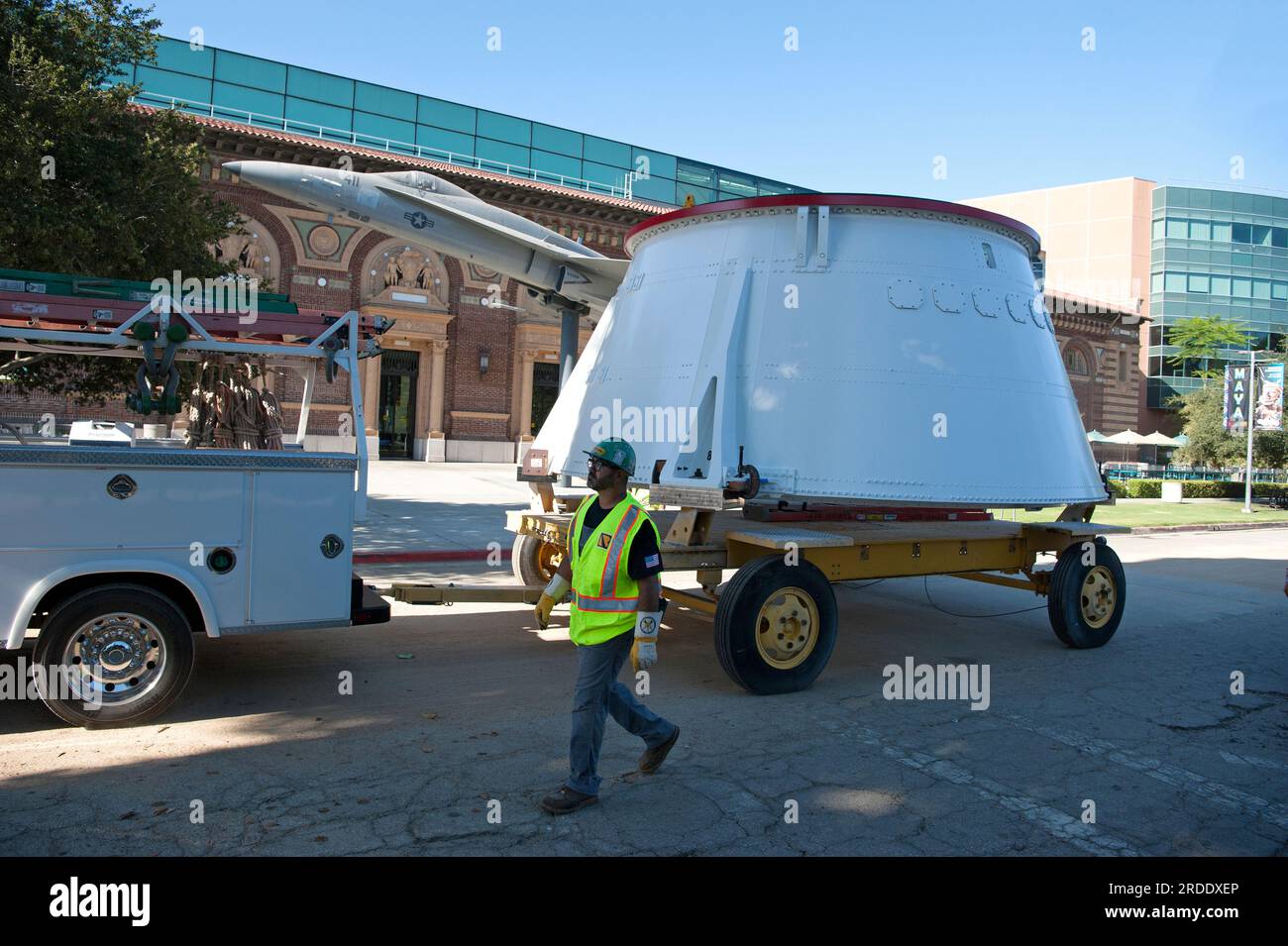 Arbeiter, die einen der hinteren Schürzen des Endeavor Space Shuttle in Position bringen, um ihn im California Science Center, L.A., CA, zu installieren. Stockfoto