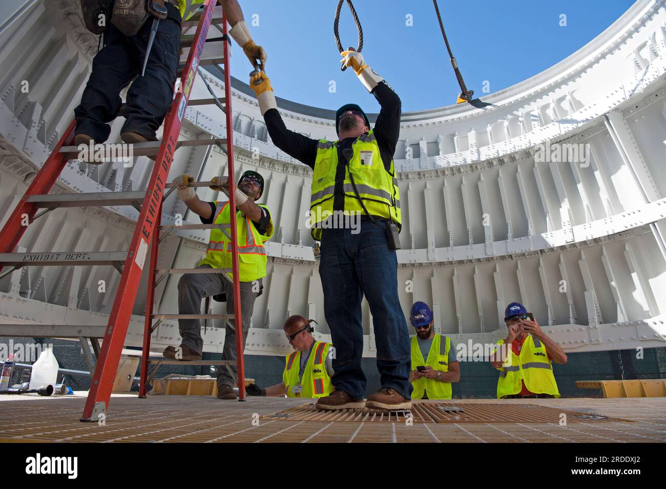 Die Arbeiter befestigen eine Halterung, damit der Kran einen hinteren Rock vom Space Shuttle Endeavor zum Ausstellungsort im California Science Center heben kann. L.A. Stockfoto
