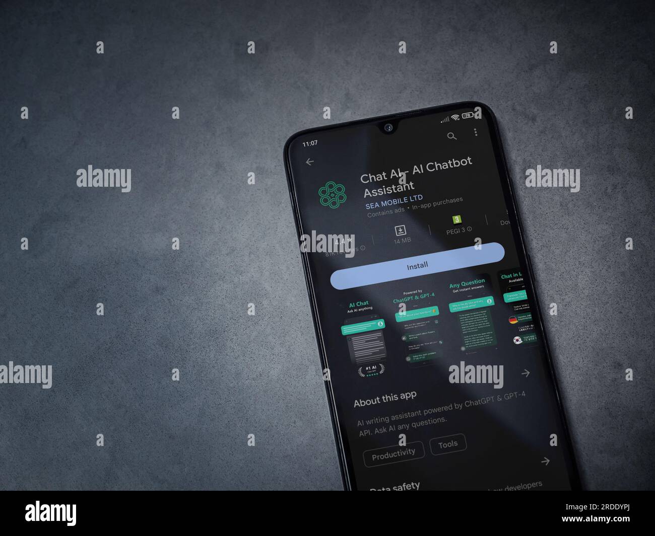 LOD, Israel - Juli 16,2023: Chat AI App Play Store-Seite auf Smartphone auf dunklem Marmorsteinhintergrund. Draufsicht flach liegend mit Platz für Kopien. Stockfoto