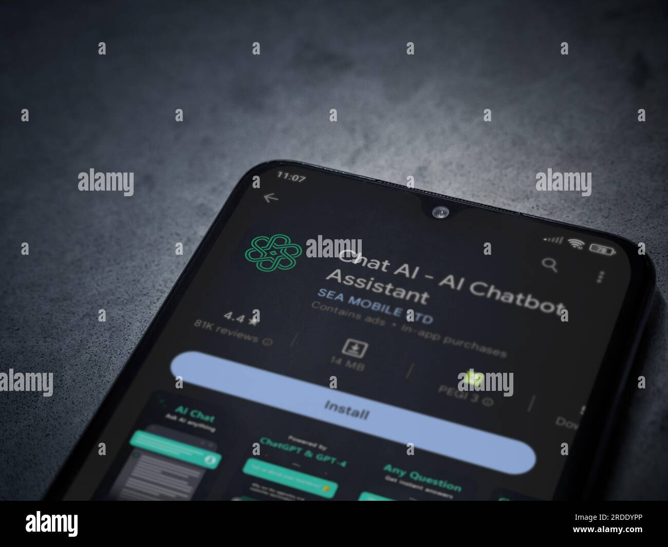 LOD, Israel - Juli 16,2023: Chat AI App Play Store-Seite auf Smartphone auf dunklem Marmorsteinhintergrund. Draufsicht flach liegend mit Platz für Kopien. Stockfoto