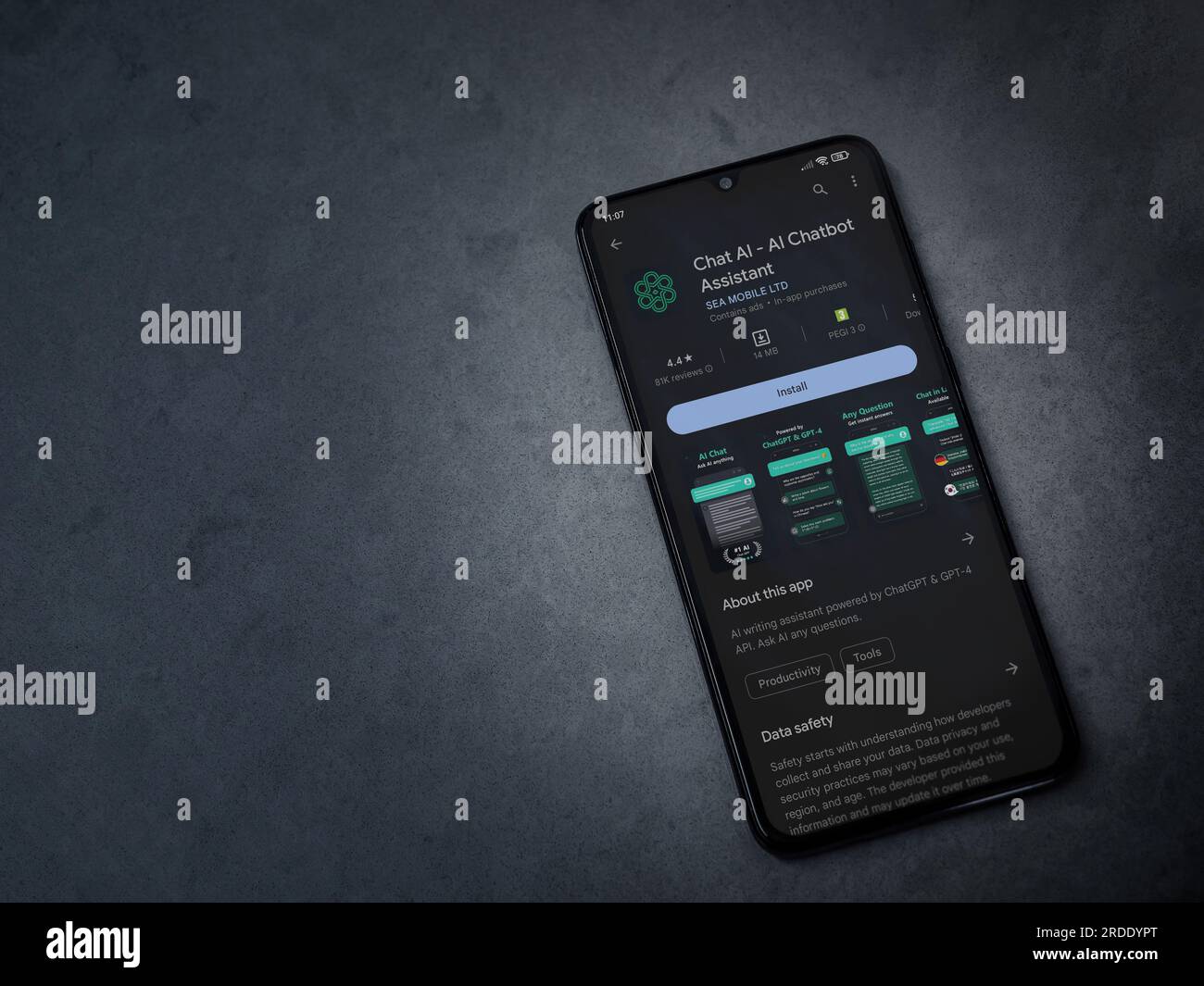 LOD, Israel - Juli 16,2023: Chat AI App Play Store-Seite auf Smartphone auf dunklem Marmorsteinhintergrund. Draufsicht flach liegend mit Platz für Kopien. Stockfoto