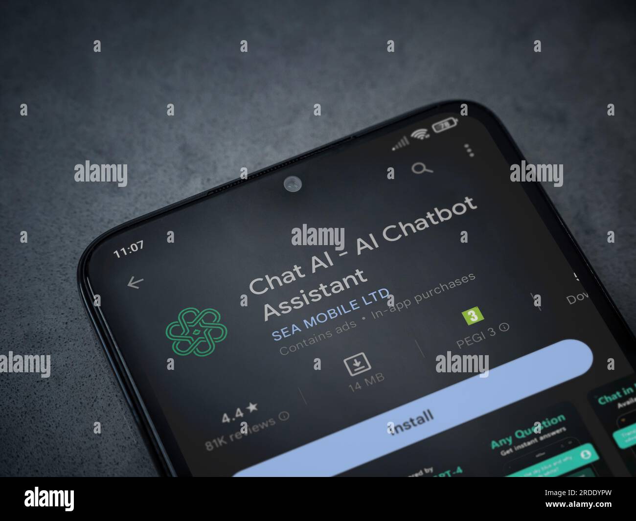LOD, Israel - Juli 16,2023: Chat AI App Play Store-Seite auf Smartphone auf dunklem Marmorsteinhintergrund. Draufsicht flach liegend mit Platz für Kopien. Stockfoto