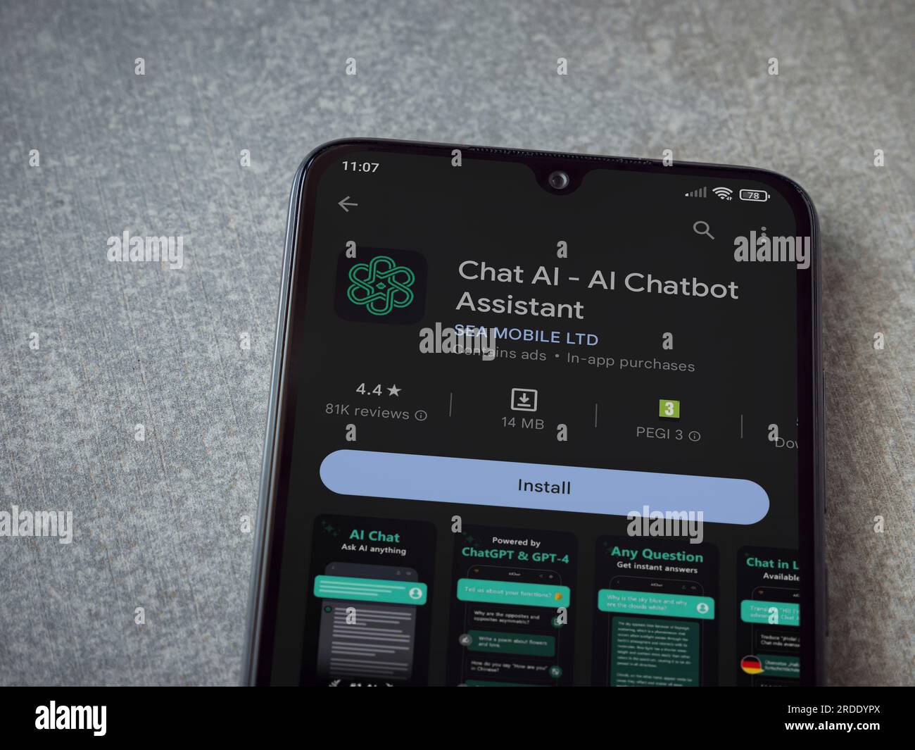 LOD, Israel - Juli 16,2023: Chat AI App Play Store-Seite auf Smartphone auf Keramikstein-Hintergrund. Draufsicht flach liegend mit Platz für Kopien. Stockfoto