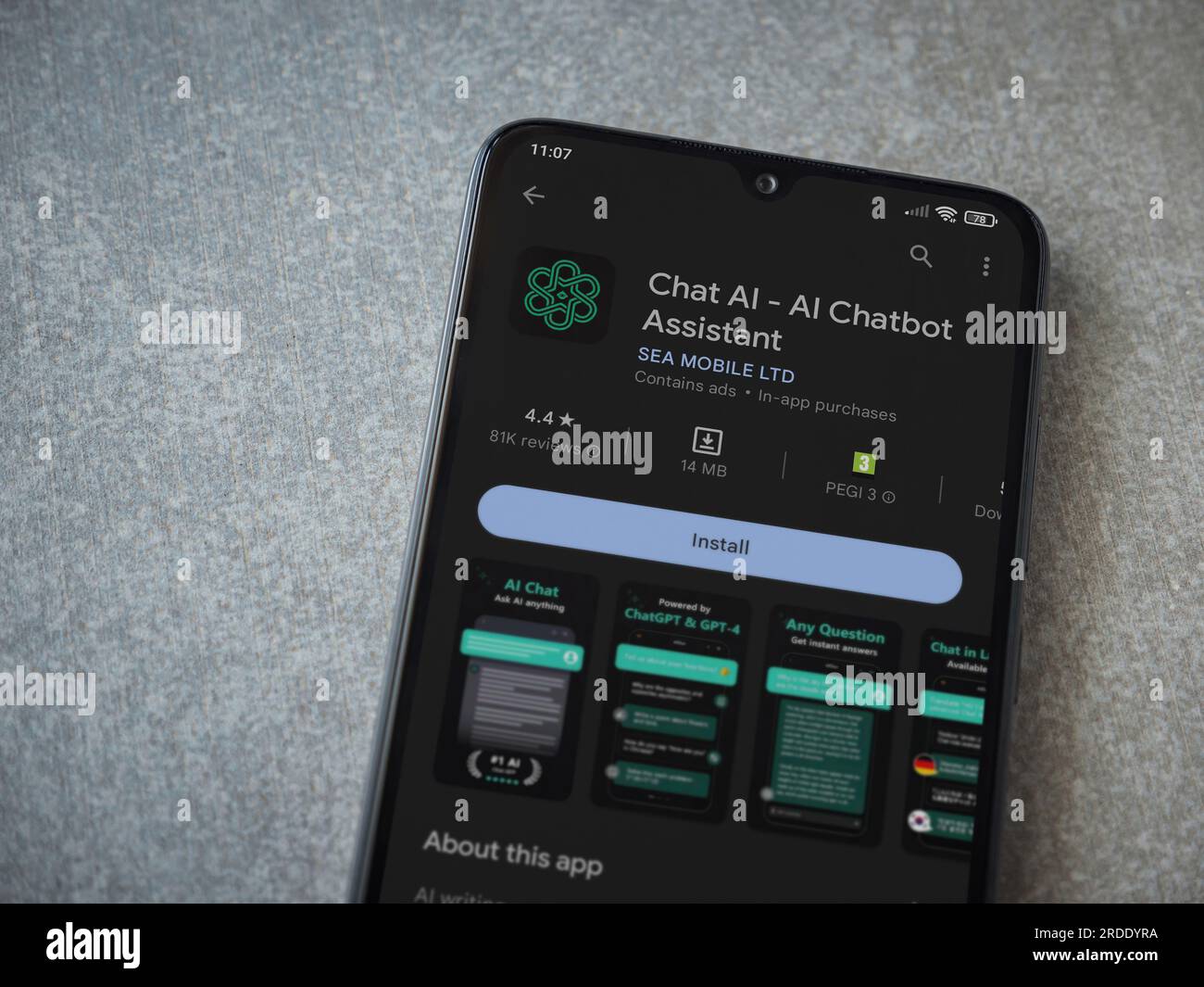 LOD, Israel - Juli 16,2023: Chat AI App Play Store-Seite auf Smartphone auf Keramikstein-Hintergrund. Draufsicht flach liegend mit Platz für Kopien. Stockfoto