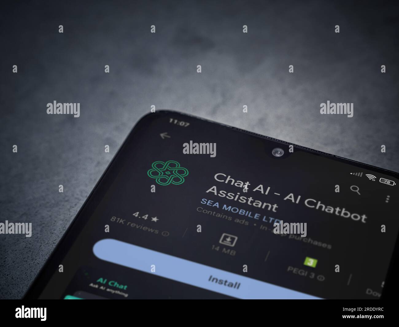 LOD, Israel - Juli 16,2023: Chat AI App Play Store-Seite auf Smartphone auf dunklem Marmorsteinhintergrund. Draufsicht flach liegend mit Platz für Kopien. Stockfoto