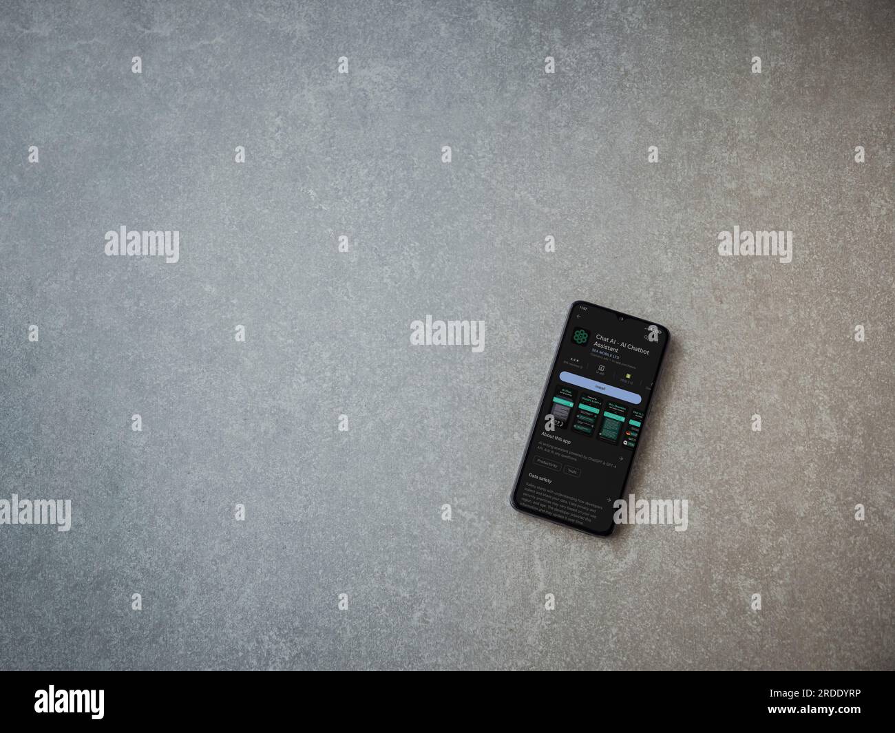 LOD, Israel - Juli 16,2023: Chat AI App Play Store-Seite auf Smartphone auf Keramikstein-Hintergrund. Draufsicht flach liegend mit Platz für Kopien. Stockfoto