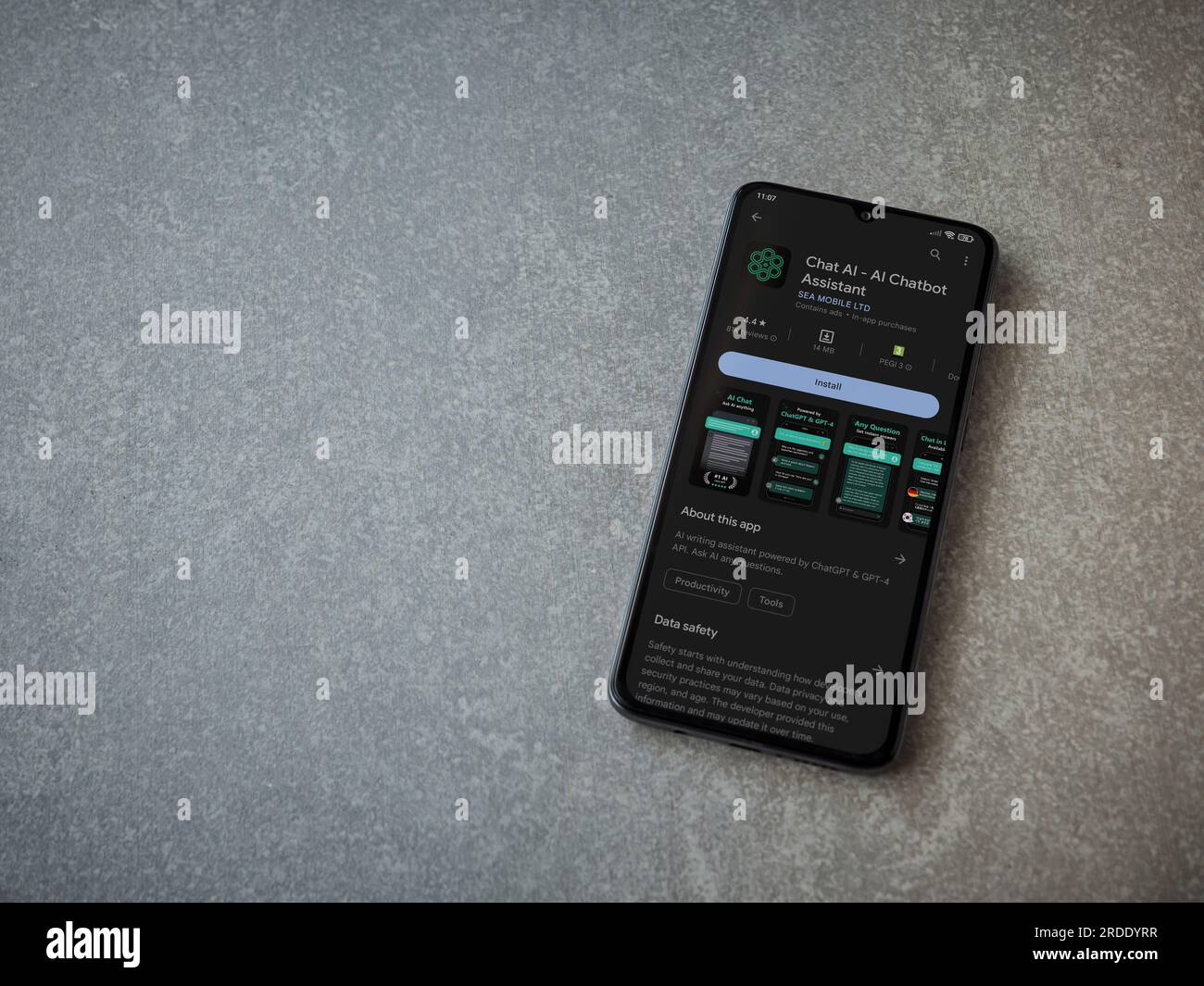 LOD, Israel - Juli 16,2023: Chat AI App Play Store-Seite auf Smartphone auf Keramikstein-Hintergrund. Draufsicht flach liegend mit Platz für Kopien. Stockfoto