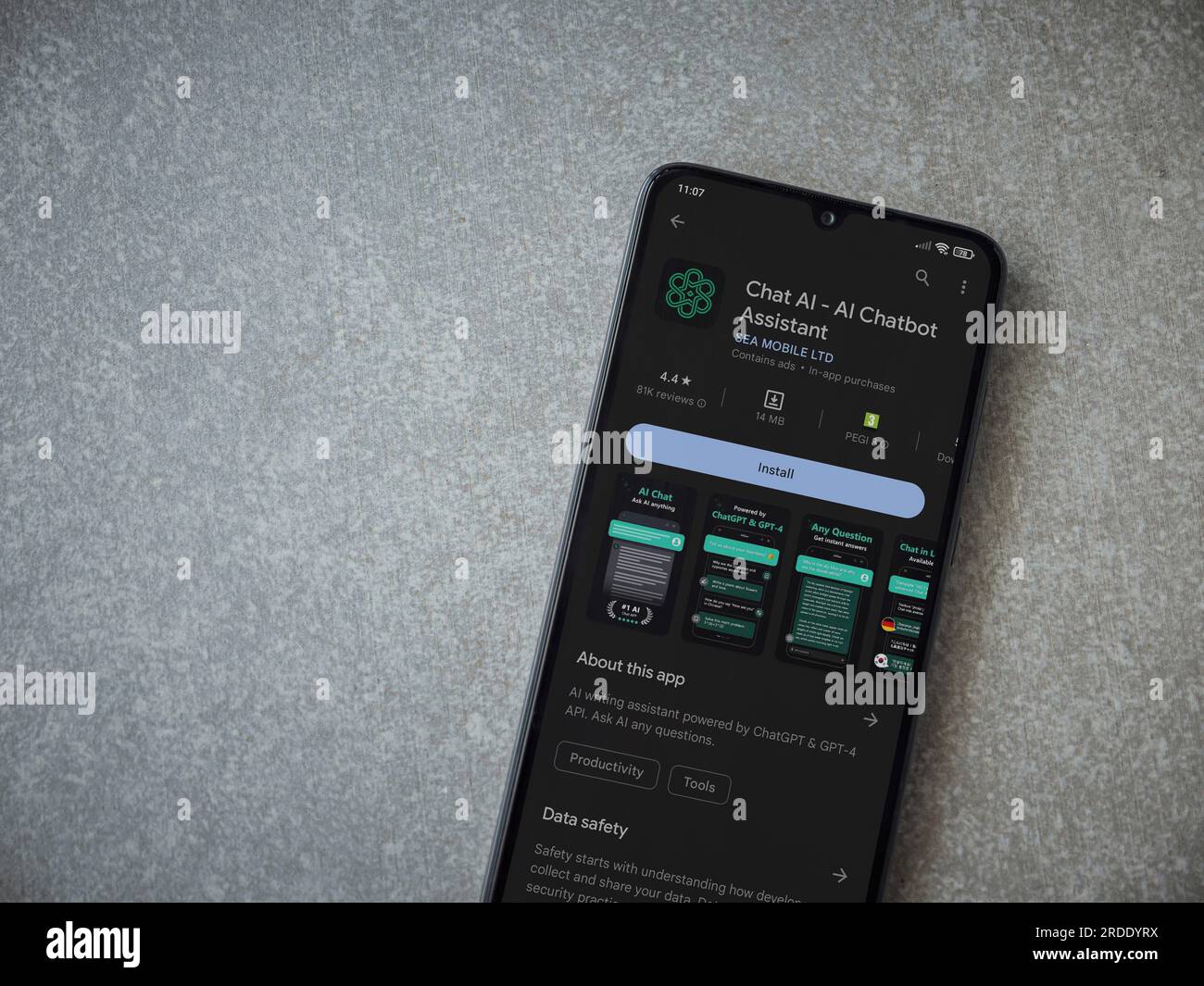 LOD, Israel - Juli 16,2023: Chat AI App Play Store-Seite auf Smartphone auf Keramikstein-Hintergrund. Draufsicht flach liegend mit Platz für Kopien. Stockfoto