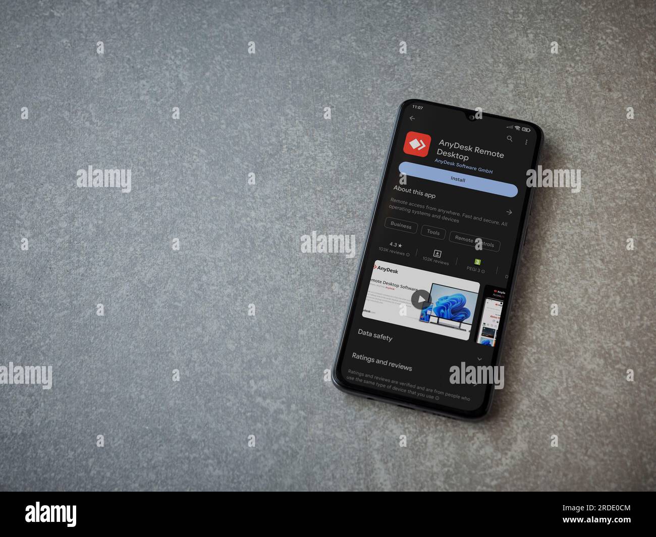 LOD, Israel - Juli 16,2023: AnyDesk App Play Store-Seite auf Smartphone auf Keramikstein-Hintergrund. Draufsicht flach liegend mit Platz für Kopien. Stockfoto