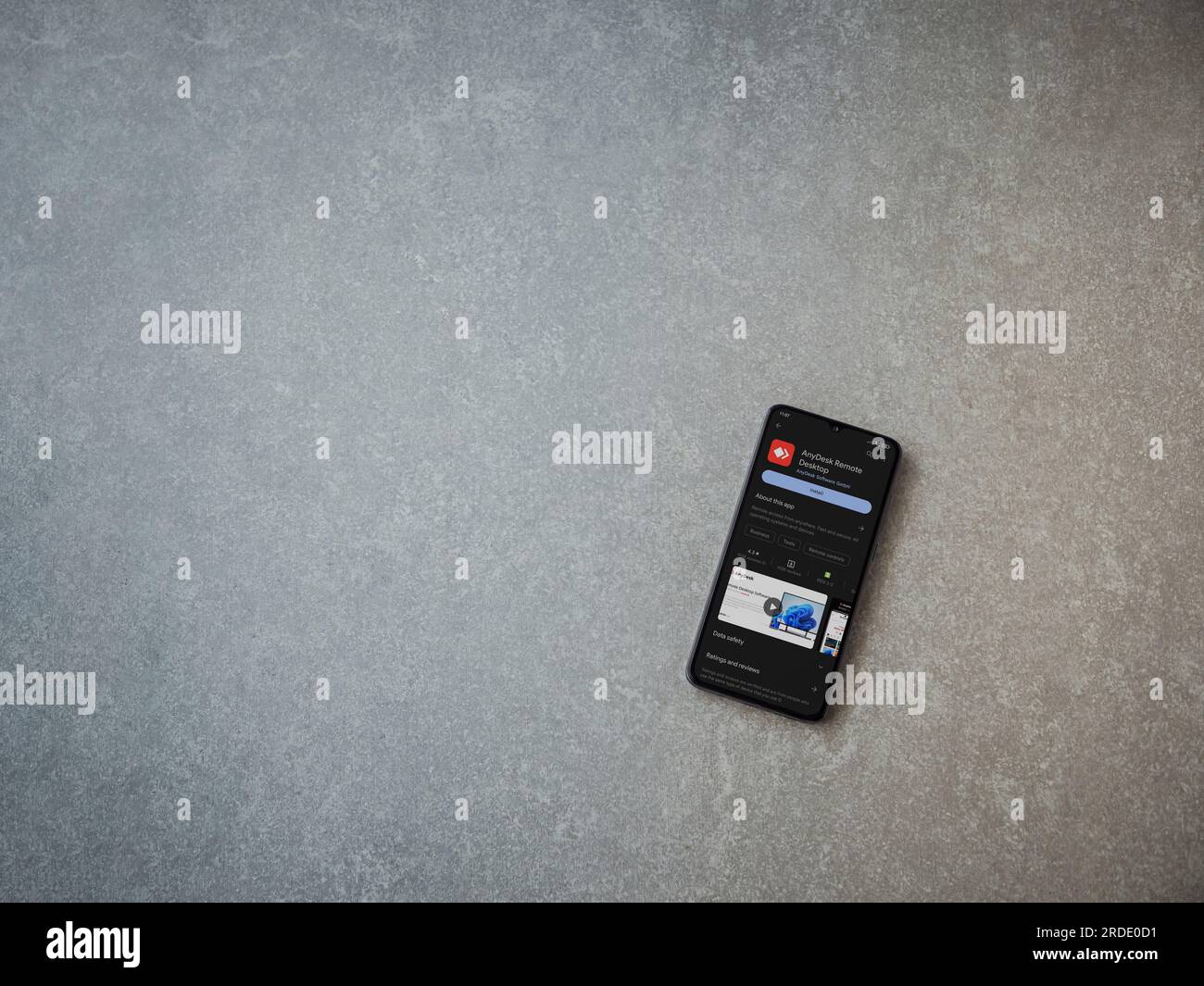 LOD, Israel - Juli 16,2023: AnyDesk App Play Store-Seite auf Smartphone auf Keramikstein-Hintergrund. Draufsicht flach liegend mit Platz für Kopien. Stockfoto