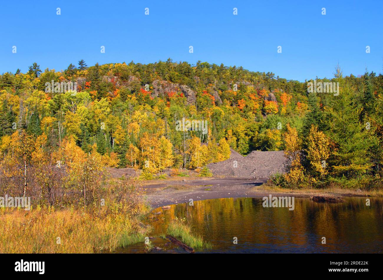 Der Herbst spiegelt sich in den Wasserbecken und Bergbauabfällen der Cliff Mine in Upper Penninsula, Michigan, wider. Copper Mine im Kupferbezirk Michigan von Stockfoto