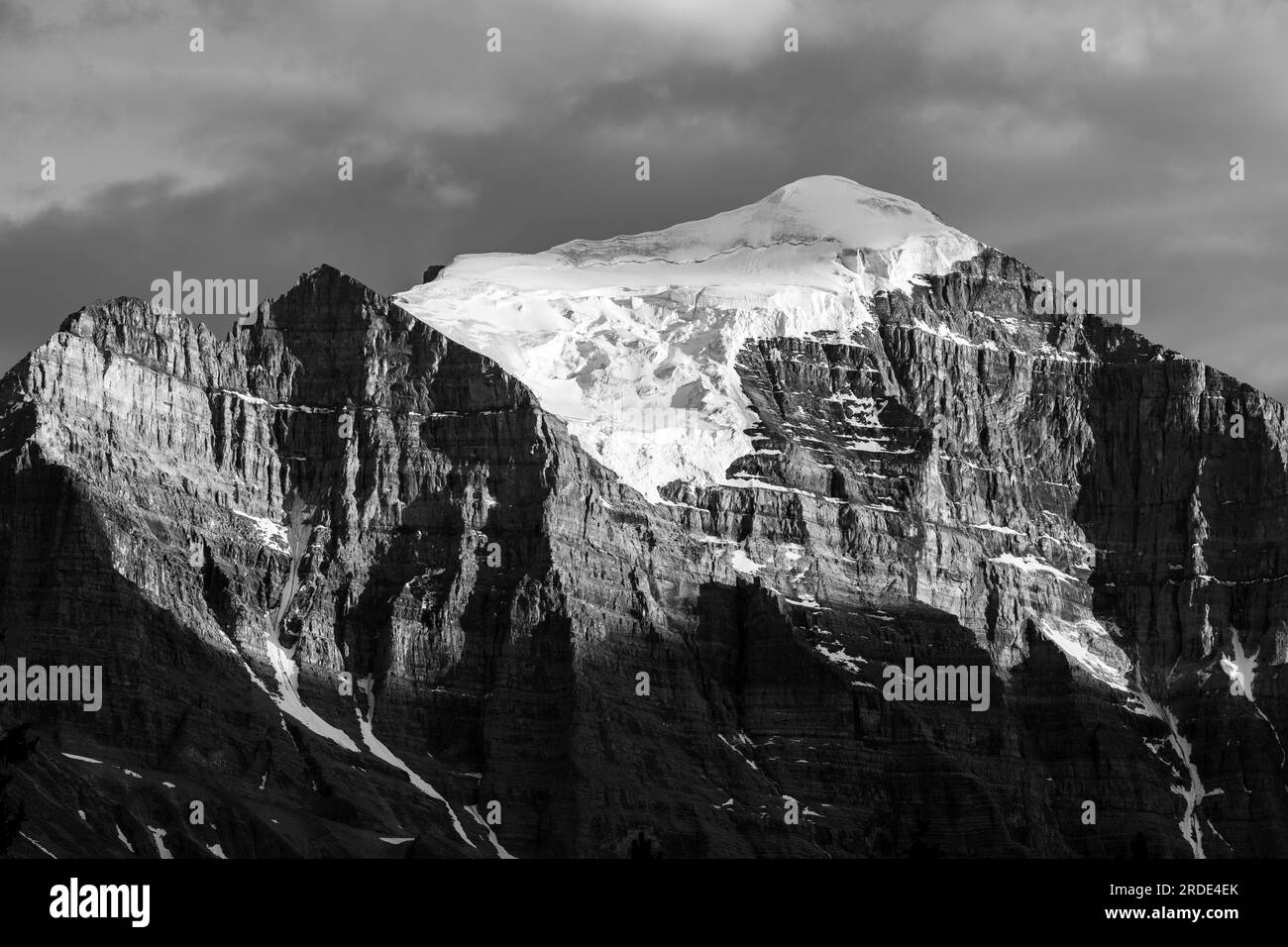 Mount Temple Peak mit Gletscher in Schwarz-Weiß, Banff Nationalpark, Kanada. Stockfoto