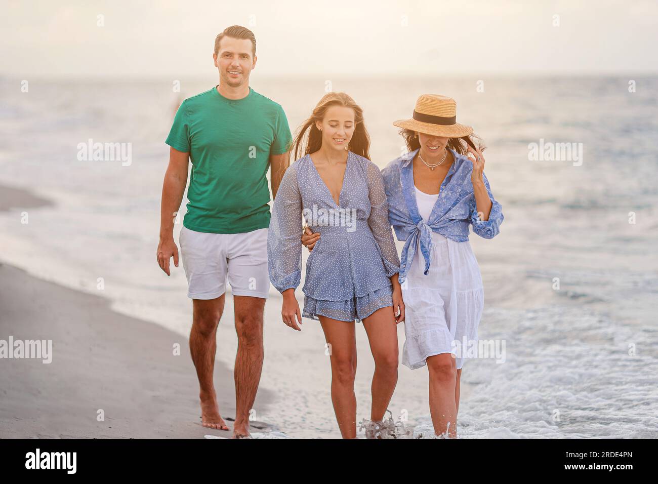 Happy Family am Strand im Sommer Urlaub Stockfoto