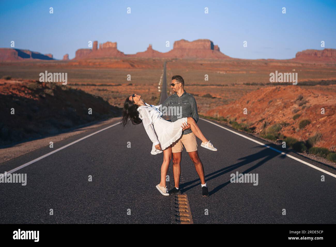 Glückliches Paar auf der berühmten Straße zum Monument Valley in Utah. Fantastische Aussicht auf das Monument Valley. Stockfoto