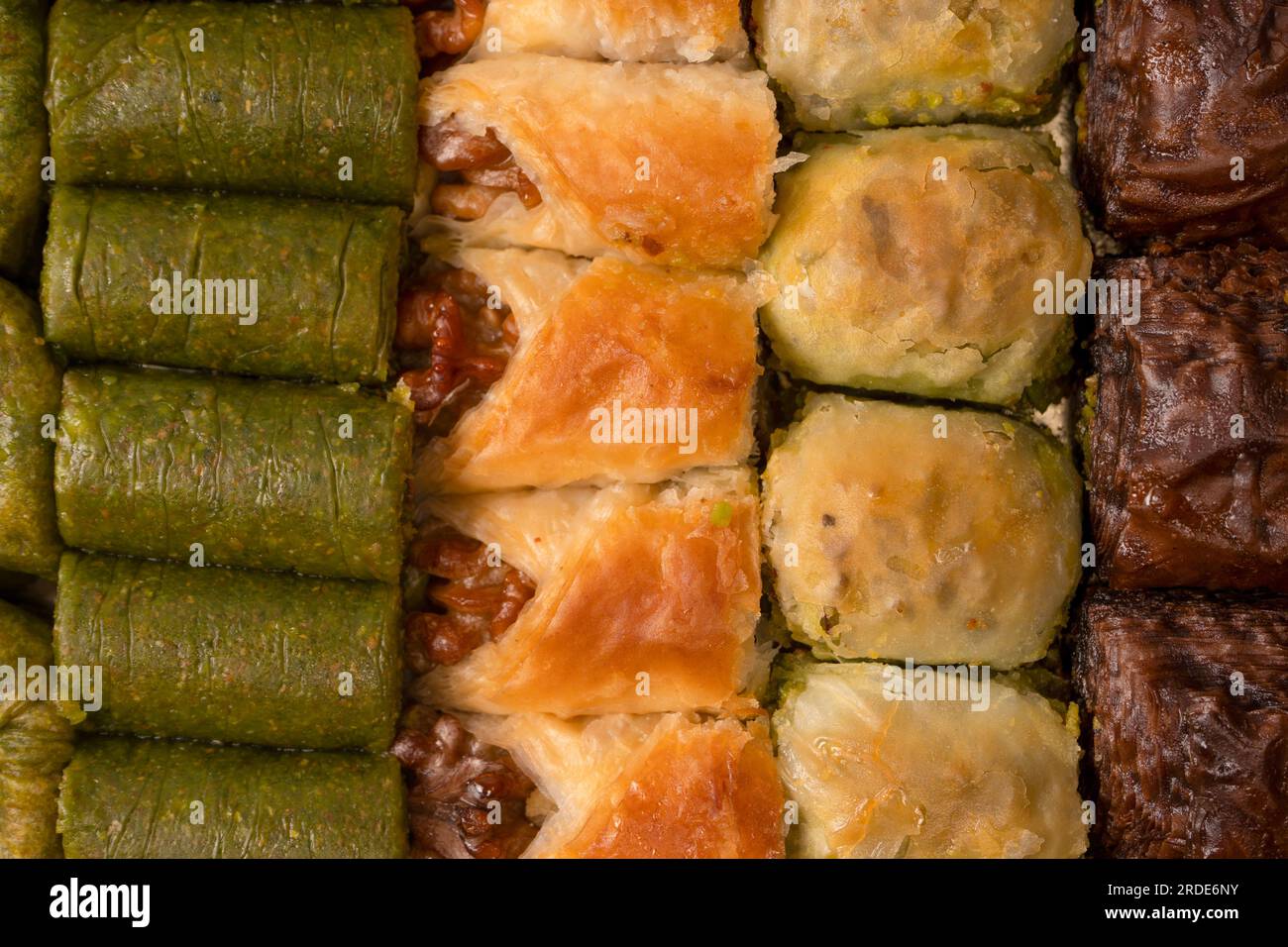 Türkische Pistazienbaklava isoliert auf weißem Hintergrund. Eine Auswahl an türkischem süßem Baklava. Walnuss-Baklava. Stockfoto