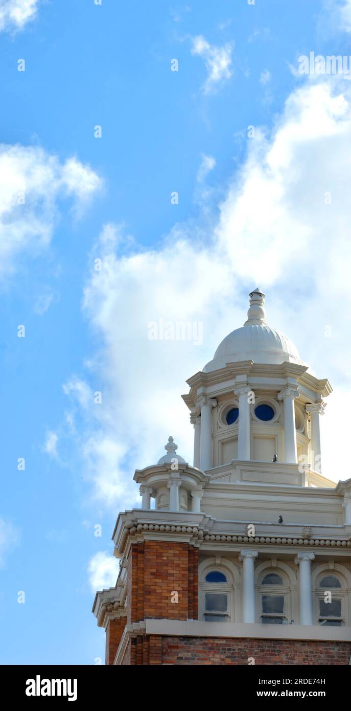 In Houghton, Michigan, ist das historische Hotel Douglas House von blauem Himmel umgeben. Stockfoto