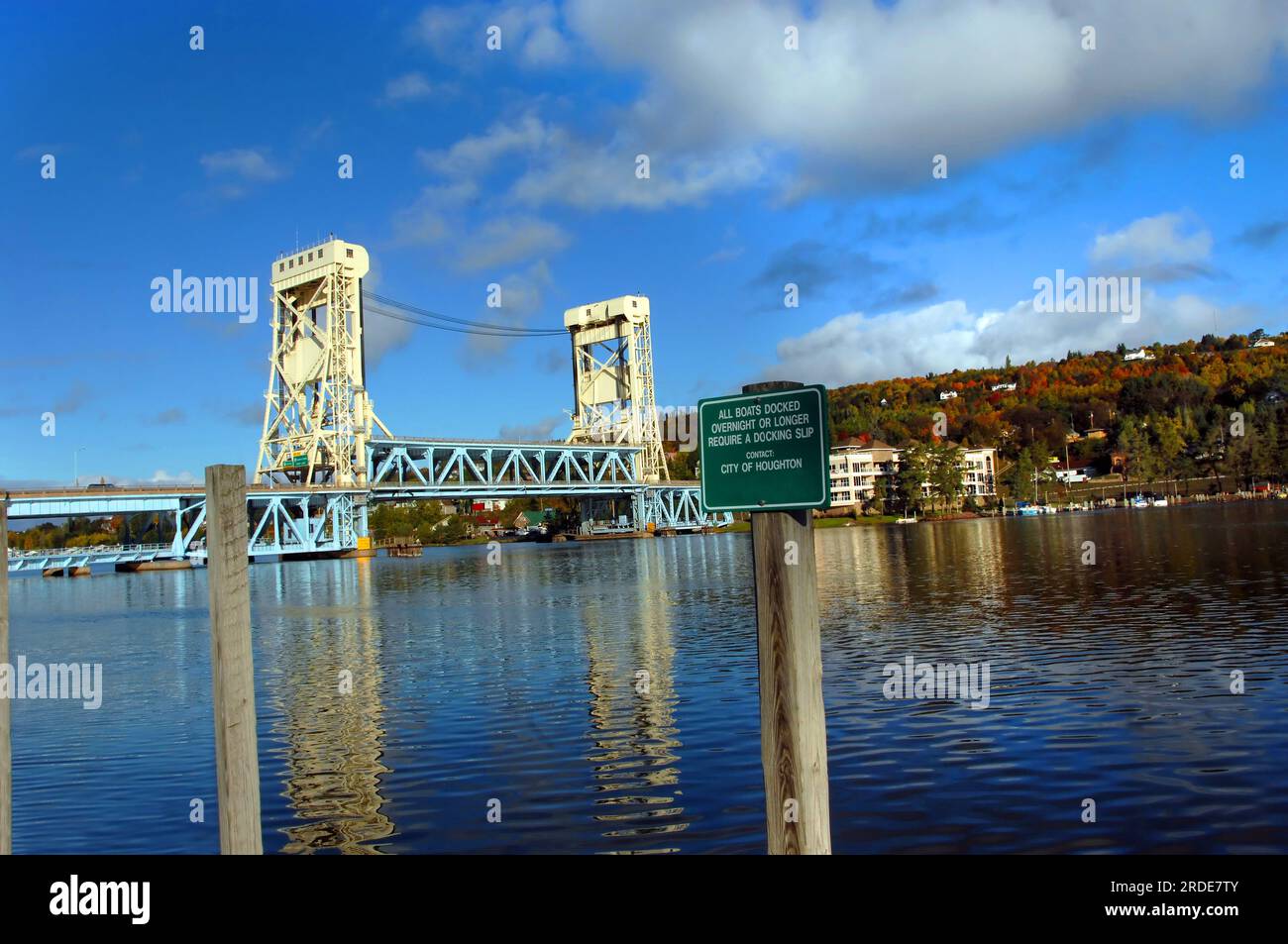 Portage Lake spiegelt die Portage Lake Lift Bridge wider, die Hancock und Houghton, Michigan, verbindet. Quincy Hill im Hintergrund ist von Fal abgedeckt Stockfoto