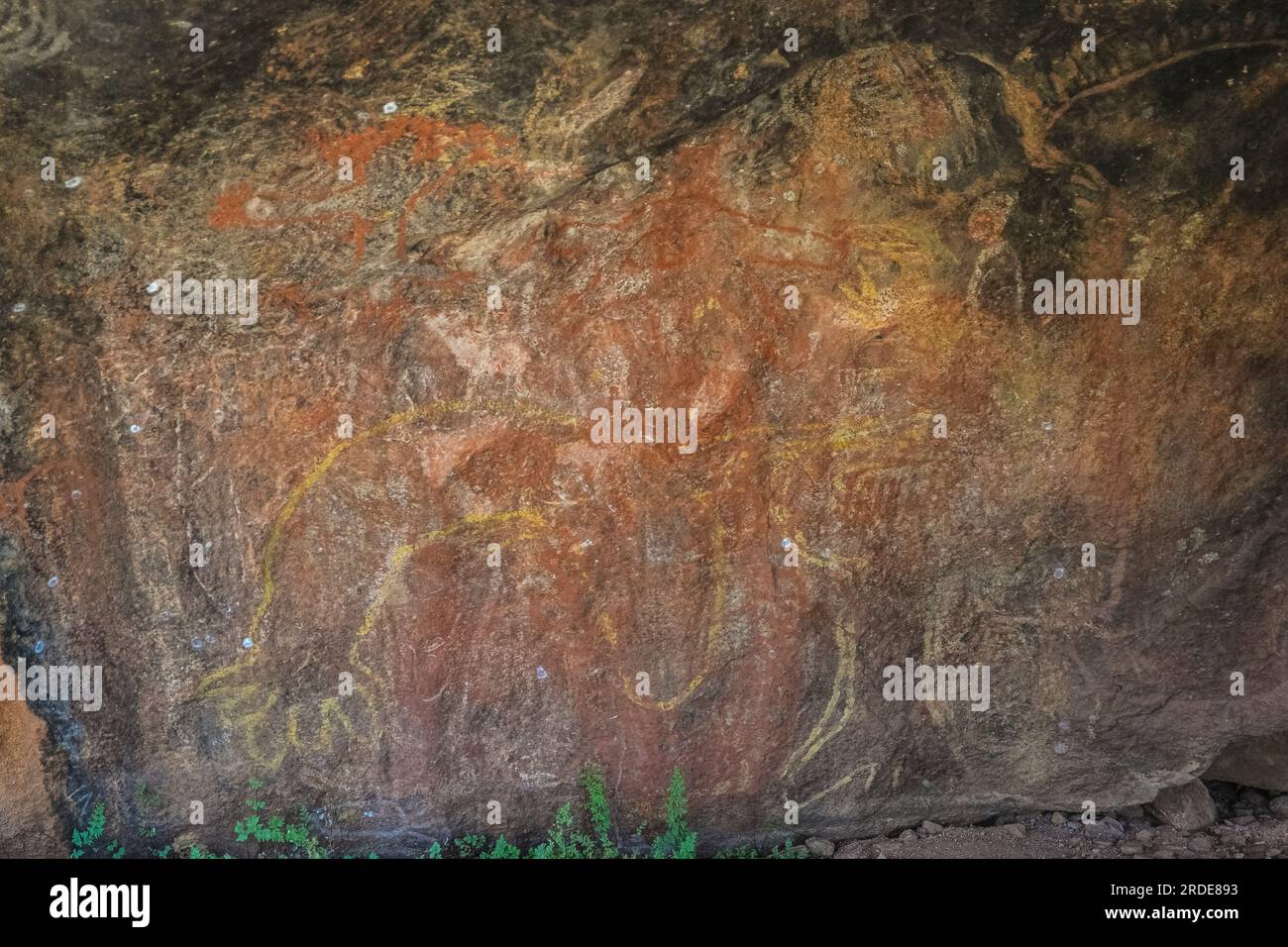 Felskunst der Aborigines im Uluru Kata Tjuta National Park in der zentralaustralischen Wüste Stockfoto