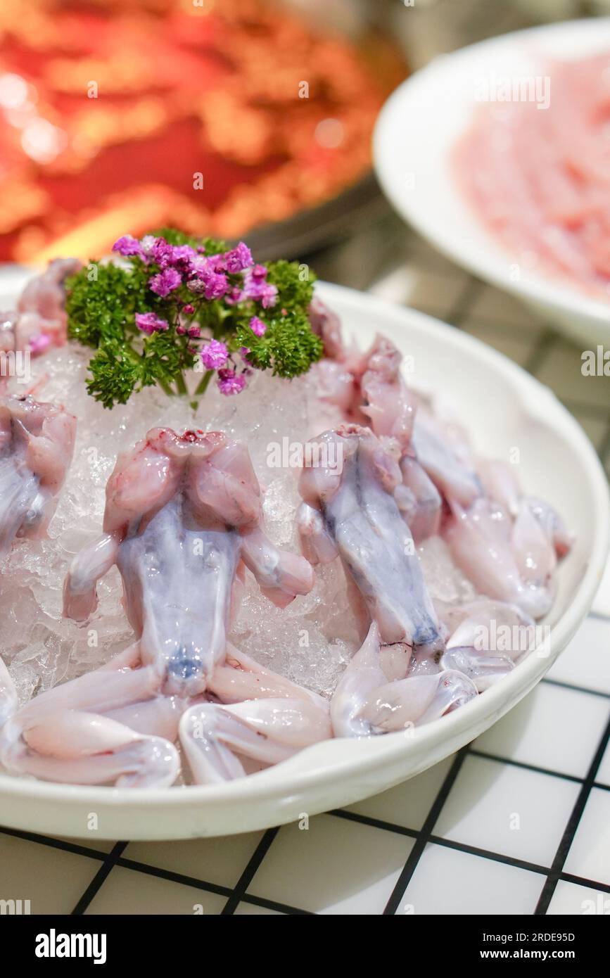 Frischer roher Bullfrog für heiße Töpfe Stockfoto